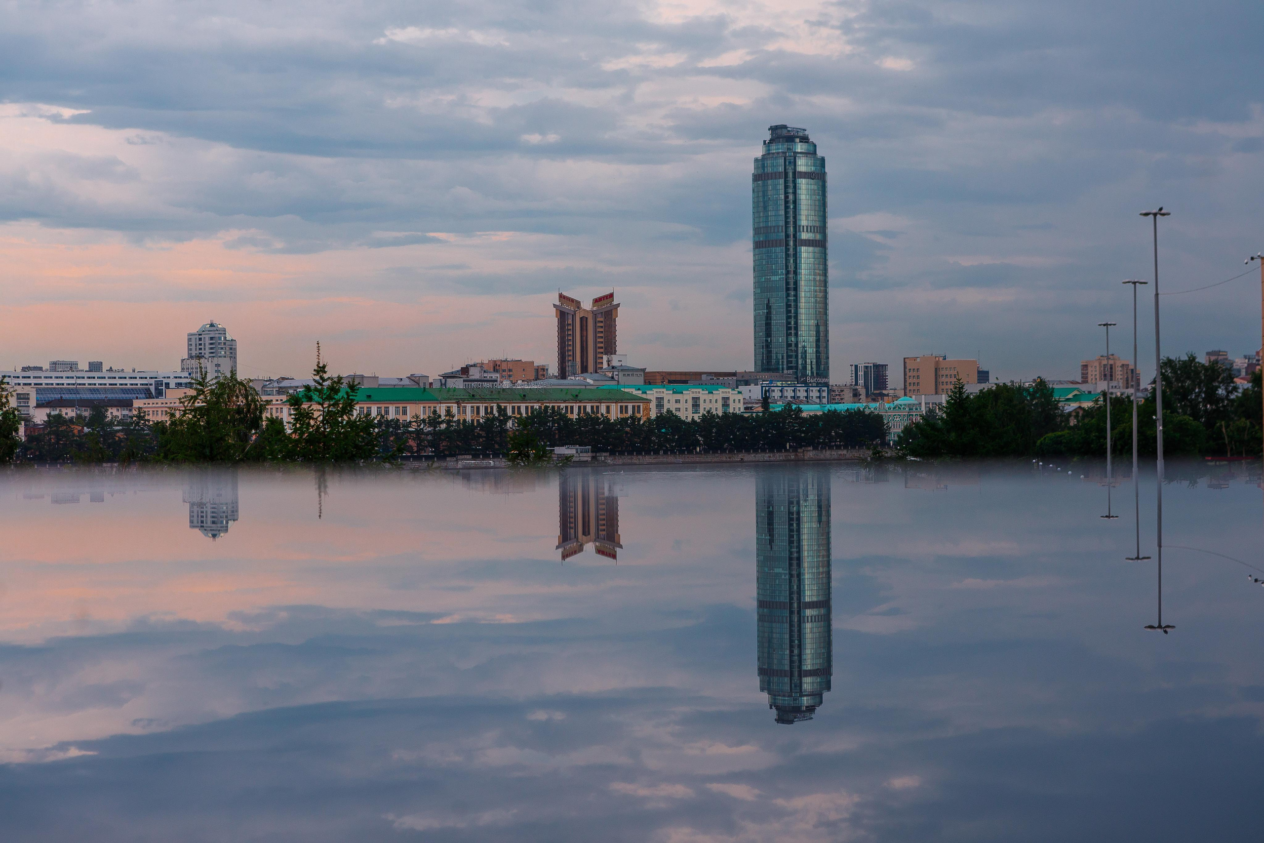 "ГРИБЫ ПОСЛЕ ДОЖДЯ" из серии «Вертикали» БЦ «Высоцкий и здания Екатеринбурга в отражении после дождя.Екатеринбург, 2022