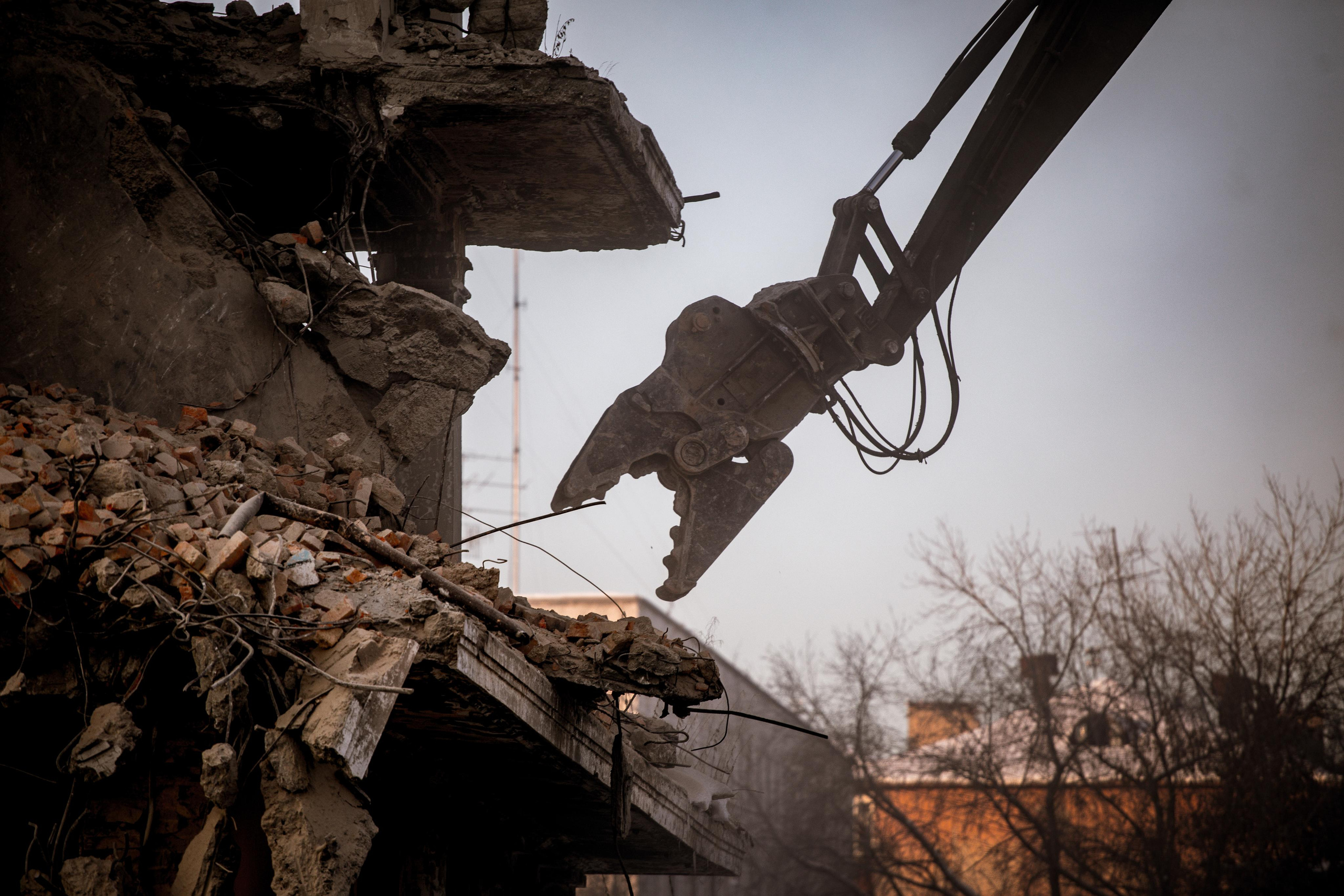 "КУСЬ" из серии «Канули в Лету» Здание больницы в Зеленой Роще построено в 1932 году.В 2000 году больница расформирована.  После этого долгое время стояла заброшенной, попытки продажи не увенчались успехом. В декабре 2022 года здание снесено, на его месте планируют построить  онкоцентр федерального уровня. По плану средства на него будут выделены государством и бизнесменами из УГМК, РМК и «Сима-ленда». Екатеринбург, 2022