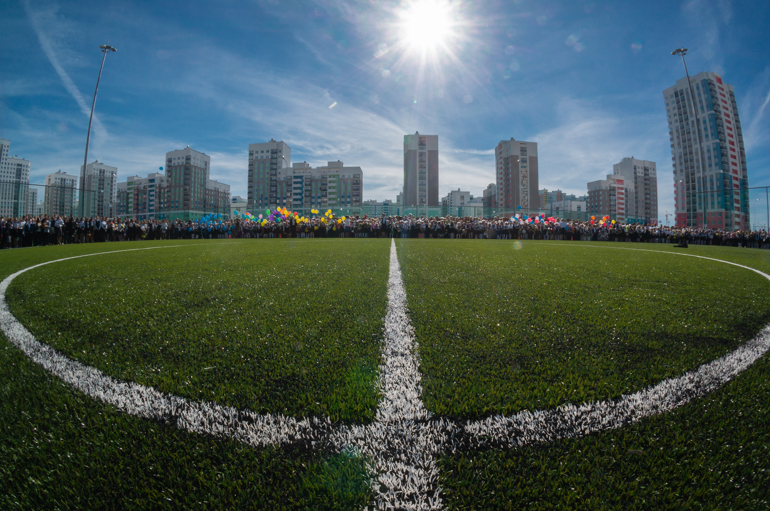 "Quake Arena" из серии «Вертикали» Футбольное поле во время церемонии открытия новой школы № 23в микрорайоне Академический Екатеринбург, 2016
