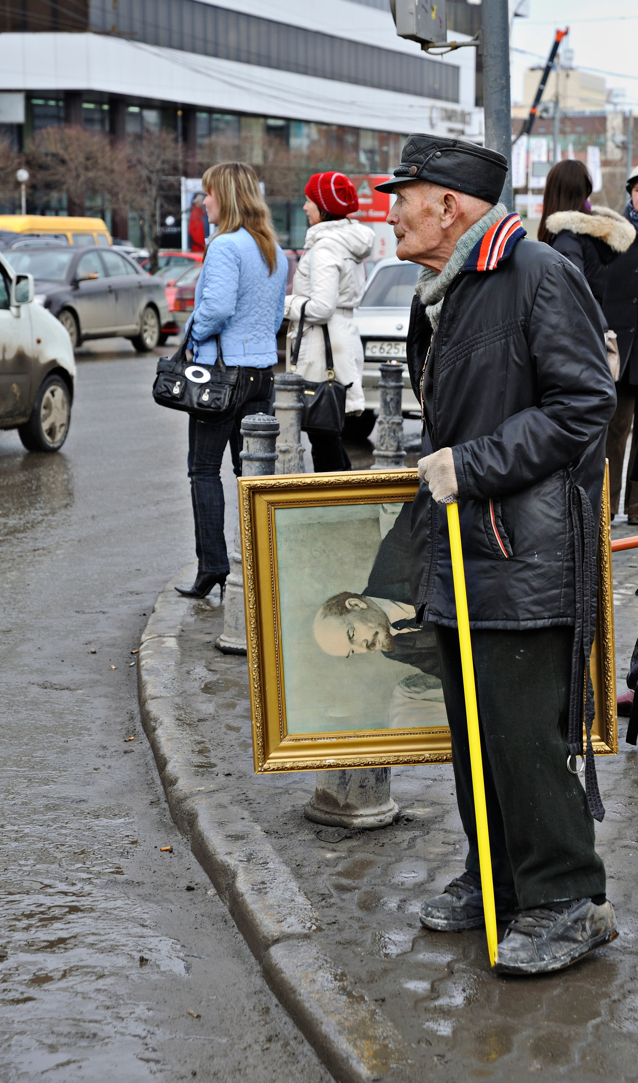 "САМОЕ ЦЕННОЕ" из серии «У каждого своя икона» Пожилой человек в центре Екатеринбурга несет портрет В. И. Ленина, оформленный в позолоченную раму. Екатеринбург, 2009