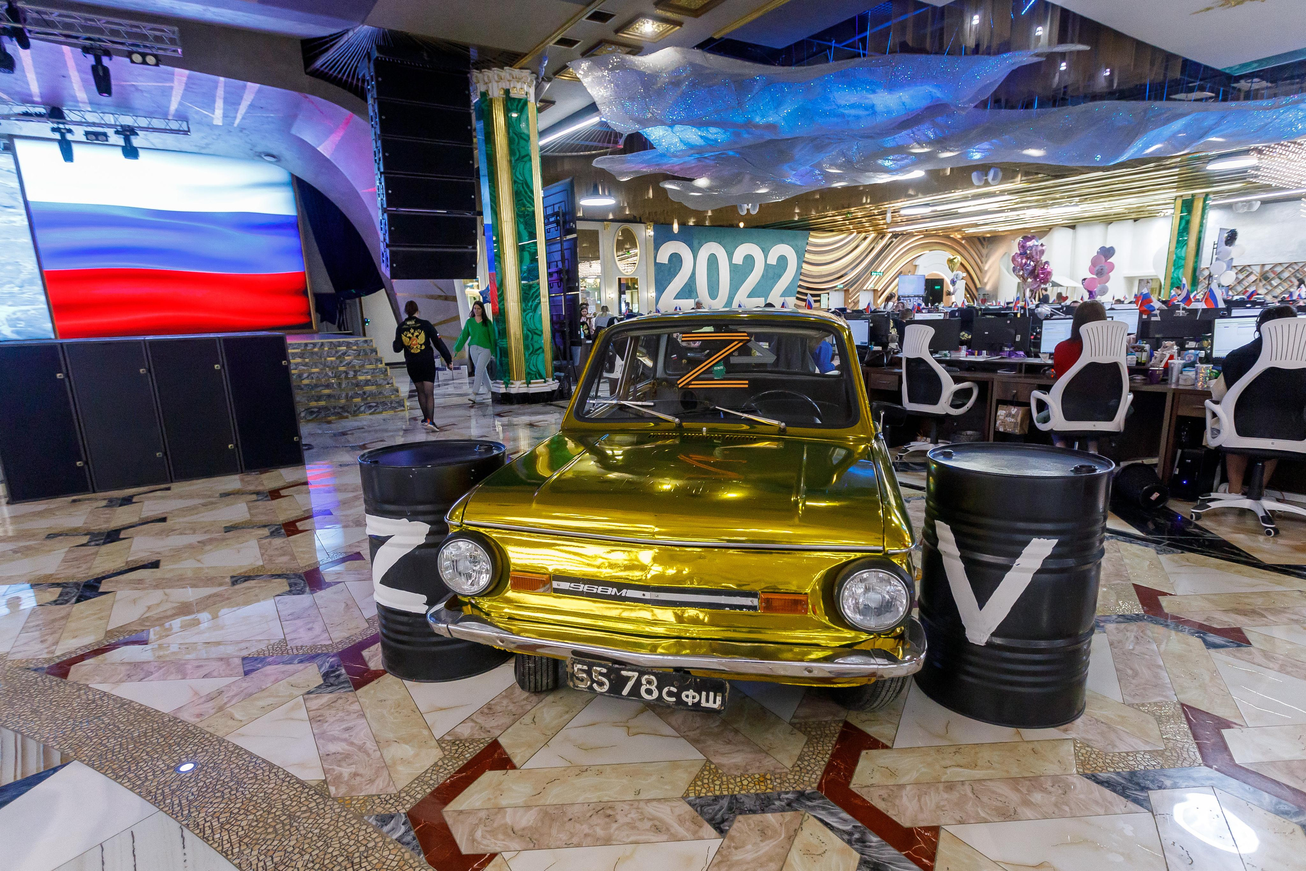 "ZAпорожец" из серии «Новая реальность 2022» Атмосферный офис "Сима-ленда" и прекрасный образчик современного искусства в восприятии А. М. Симановского Екатеринбург, 2022