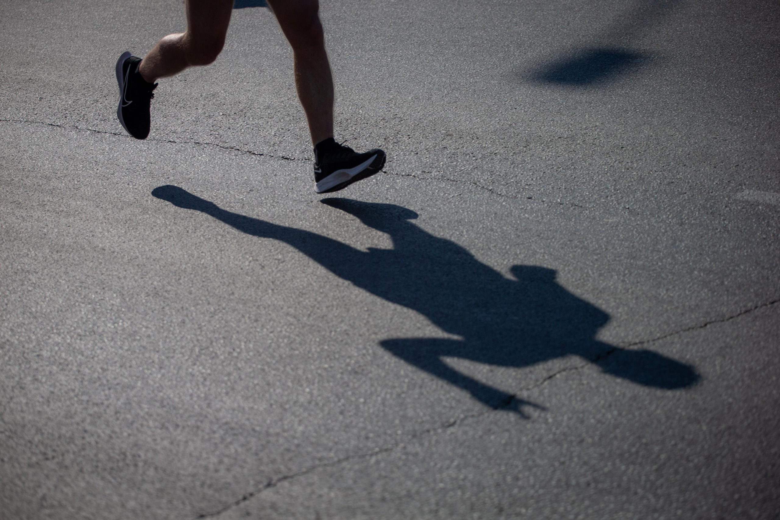 "ДВОЕ: Я и МОЯ ТЕНЬ" из серии «Силуэты» Бегун на дистанции во время проведения марафона «Европа-Азия» Екатеринбург, 2023