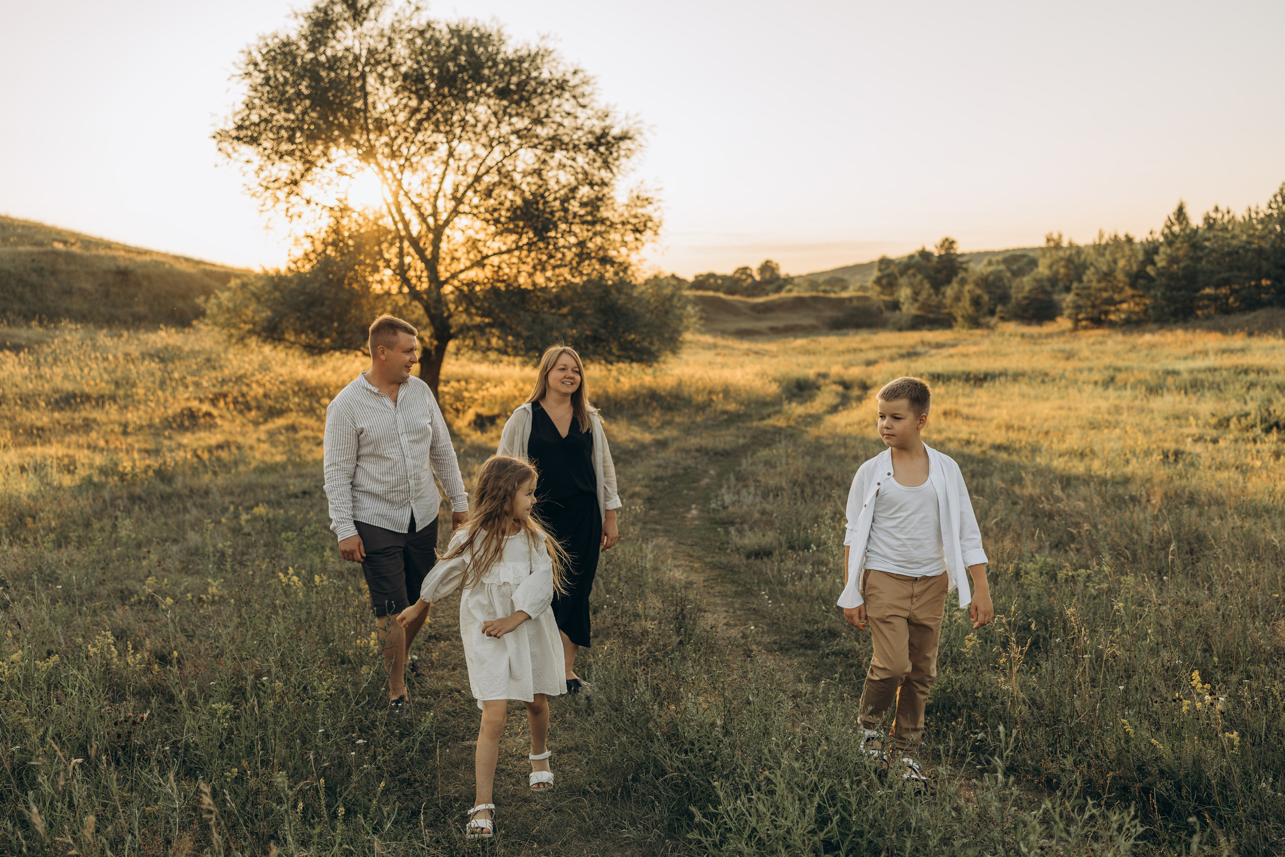 Летний луг, закат. Семейный фотограф Москва. Фотограф беременности и материнства Москва