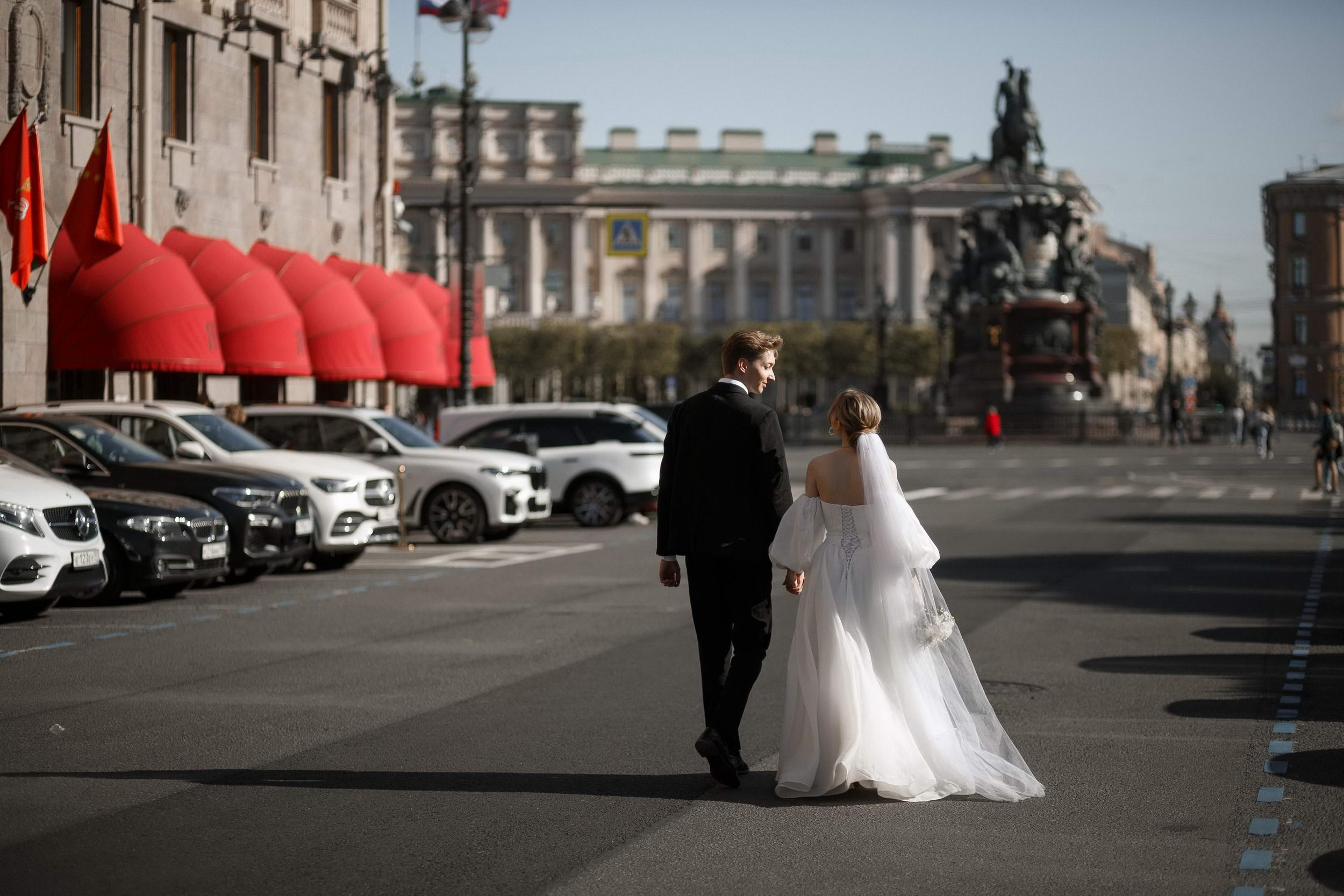 Красивая пара молодожёнов. Свадебный фотограф Игорь Брундасов 8PHOTO на свадьбу венчание загс СПб