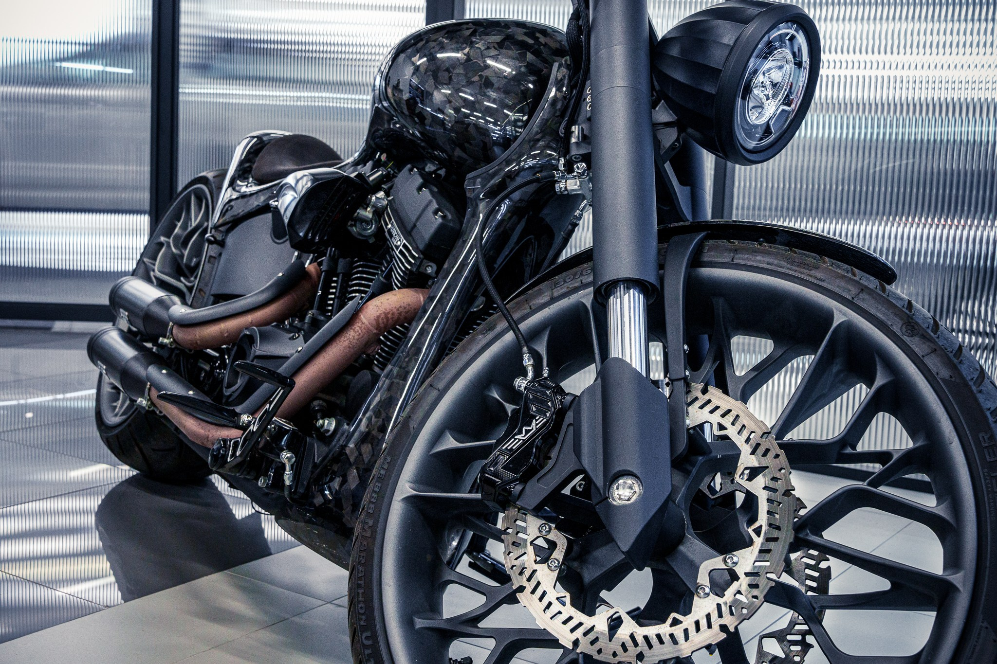 Отражения света на кованом карбоне корпуса мотоцикла GAZ