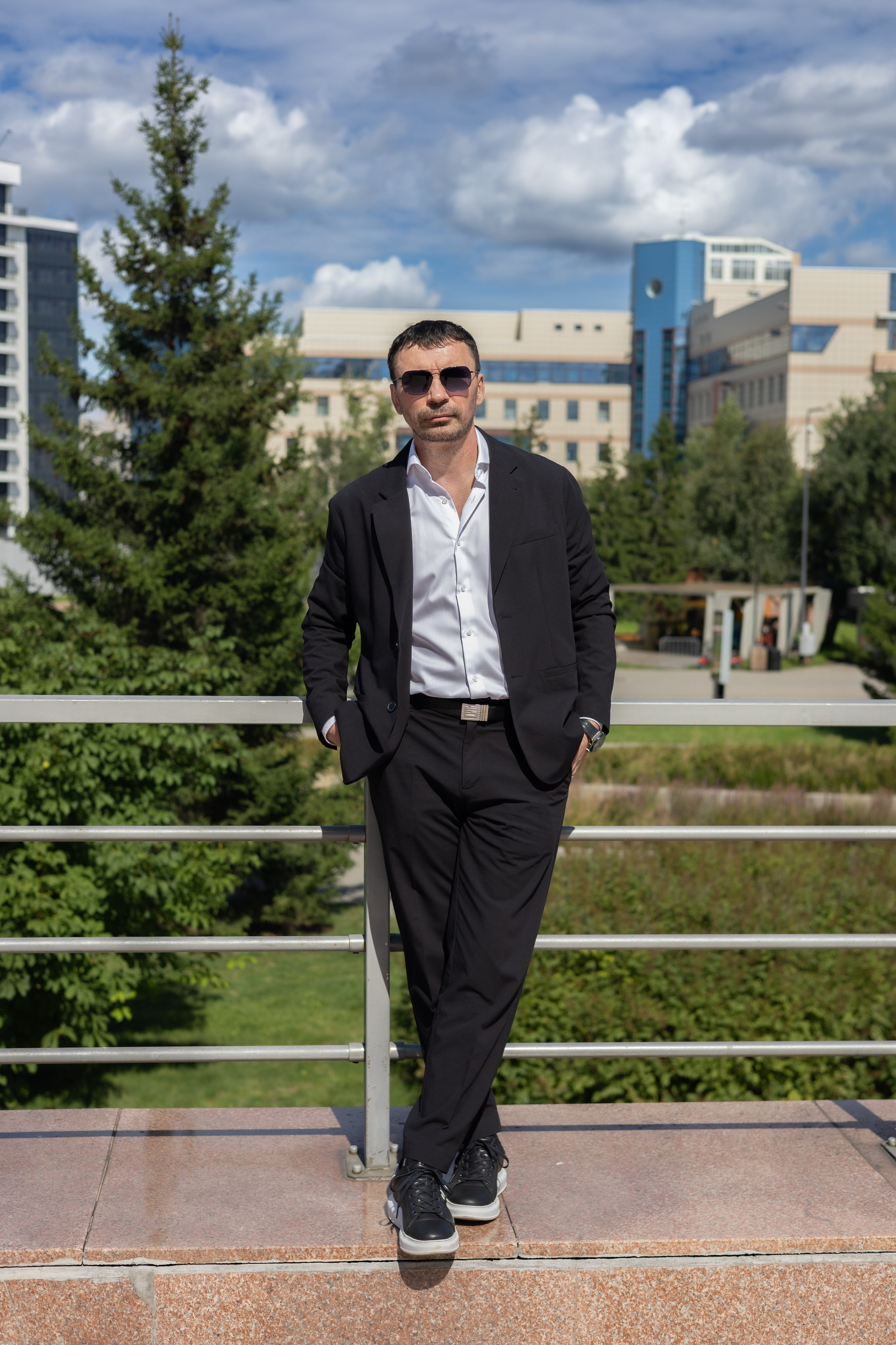 МУЖСКИЙ ПОРТРЕТЫ УЛИЦА. Фотограф Красноярск съемки лавстори, фотосессия в студии, портретная съемка, творческие фотосессии