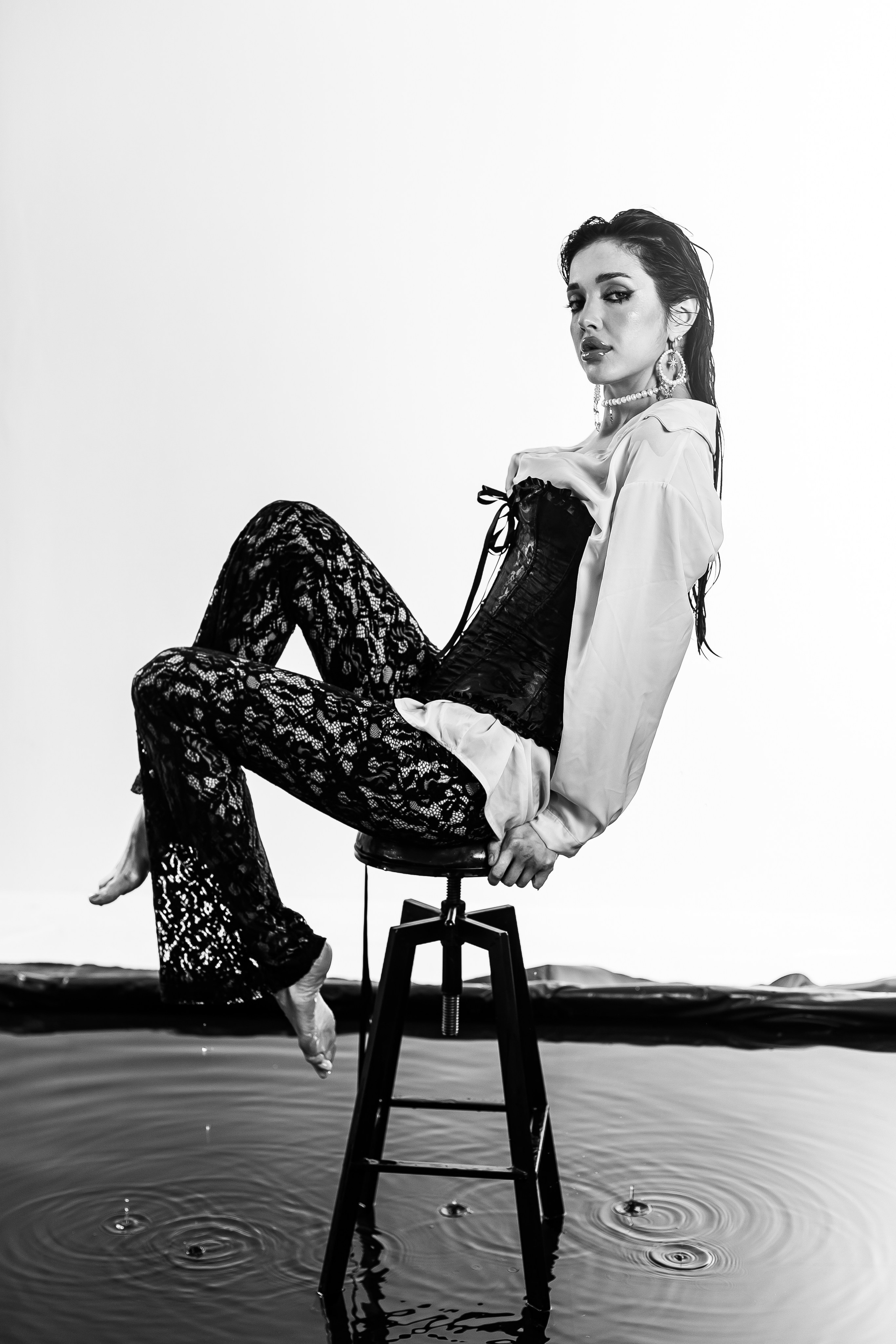 фотосессия в бассейне в фотостудии, сборный бассейн в фотостудии, студийный свет, творческая фотосессия, женский портрет