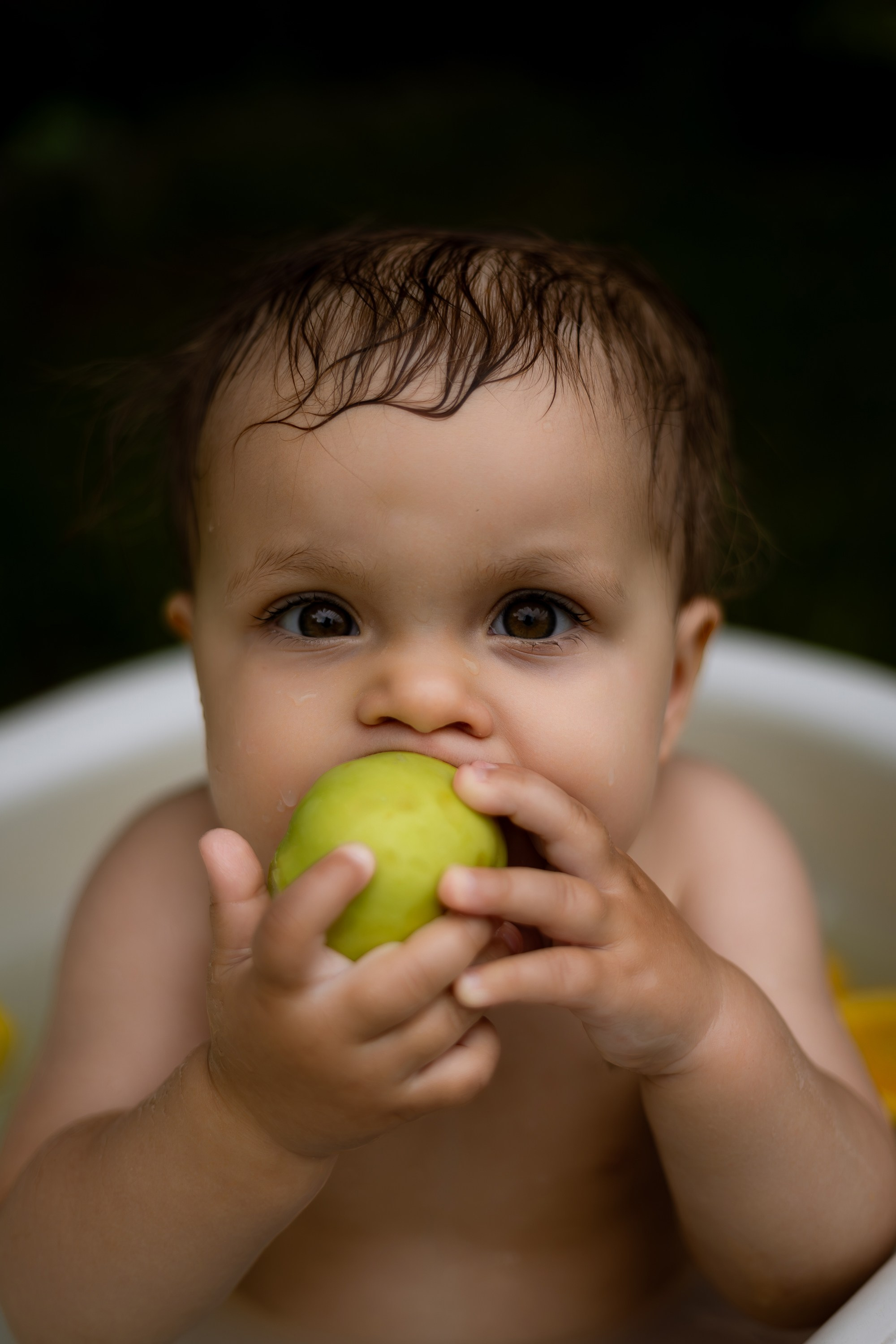 детская фотосессия в ванночке девочка и мальчик, ванна с молоком, ванна с уточками, ванна с цитрусами, ванна с ромашками