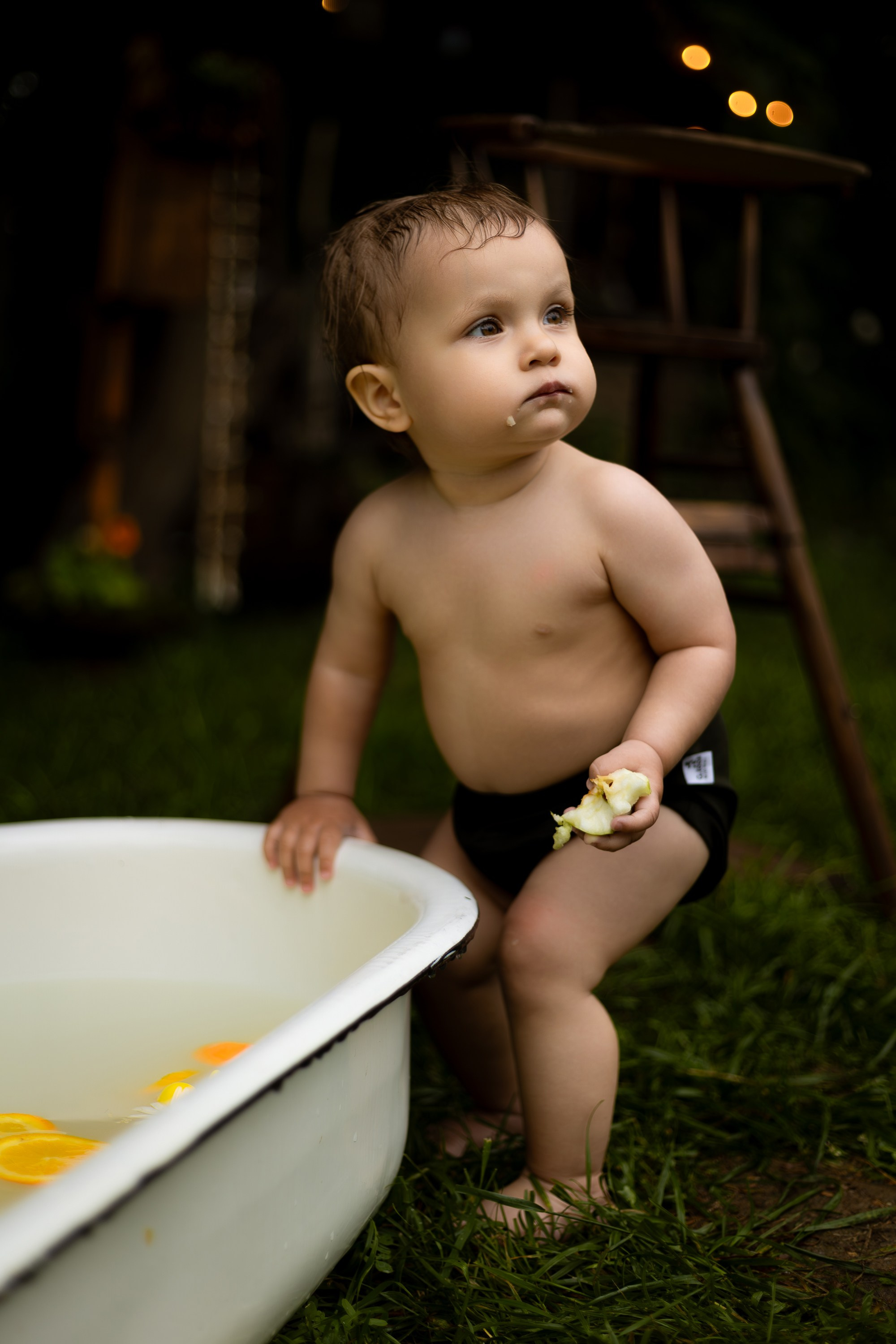 детская фотосессия в ванночке девочка и мальчик, ванна с молоком, ванна с уточками, ванна с цитрусами, ванна с ромашками