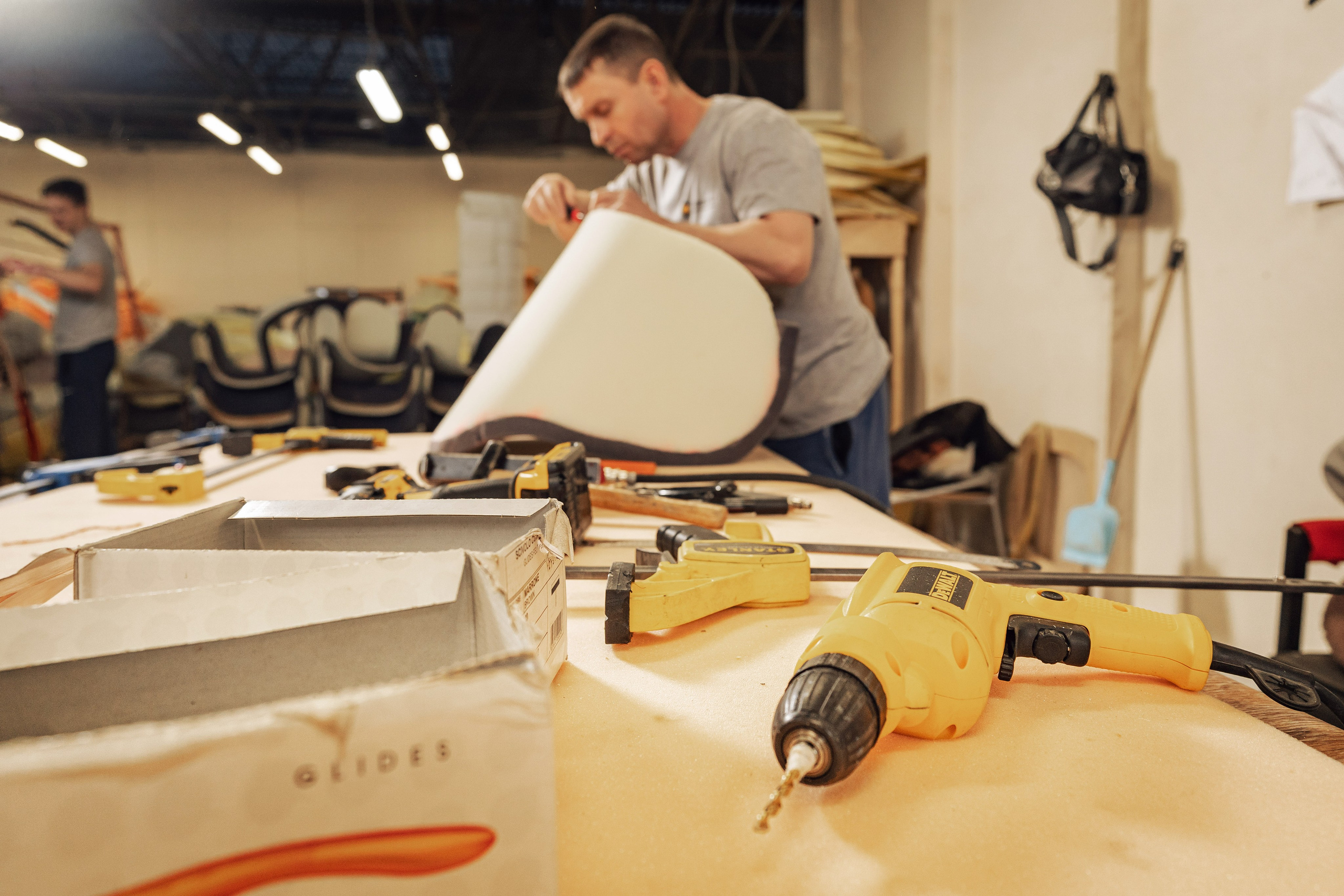 Натяжка обивки на каркас кресла с фиксацией степлером