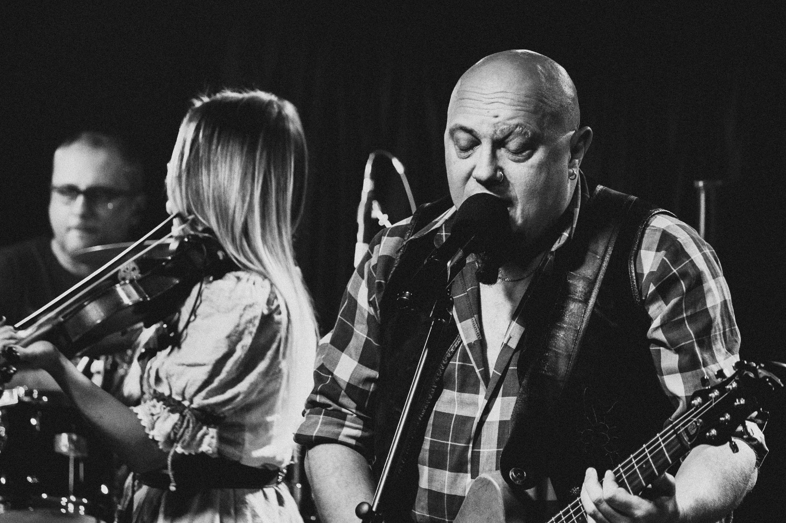 Тролль гнёт ель. ФОТОГРАФ ВЛАДИВОСТОК НИКИТА КОРОЛЁВ