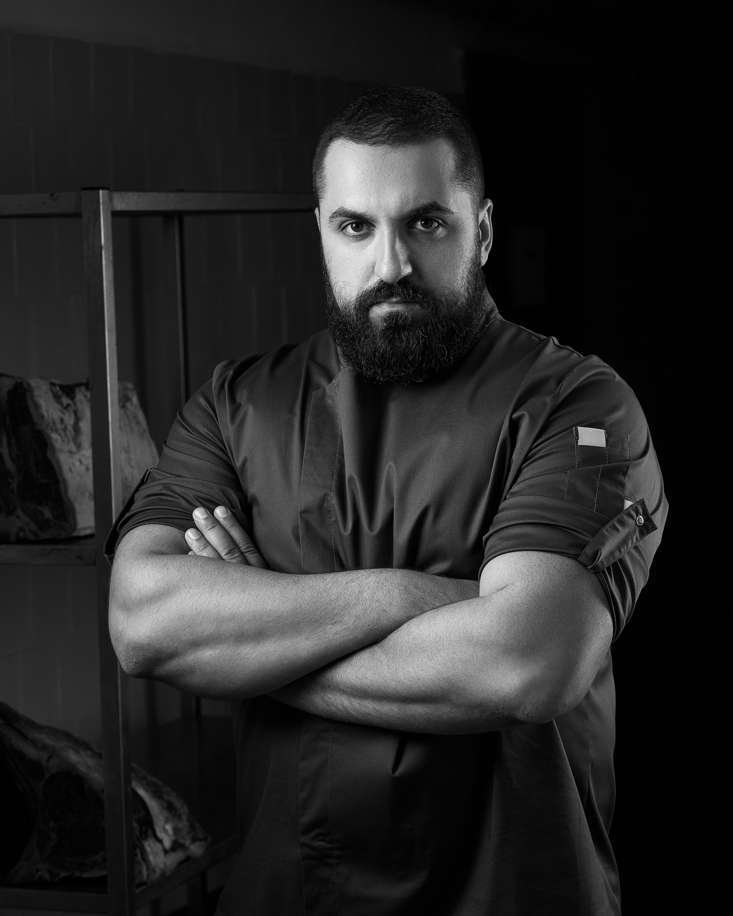 Черно-белый бизнес портрет основателя Meat Group Company Граира Тарасяна на производстве. Фотограф Дмитрий Цветков. СПб