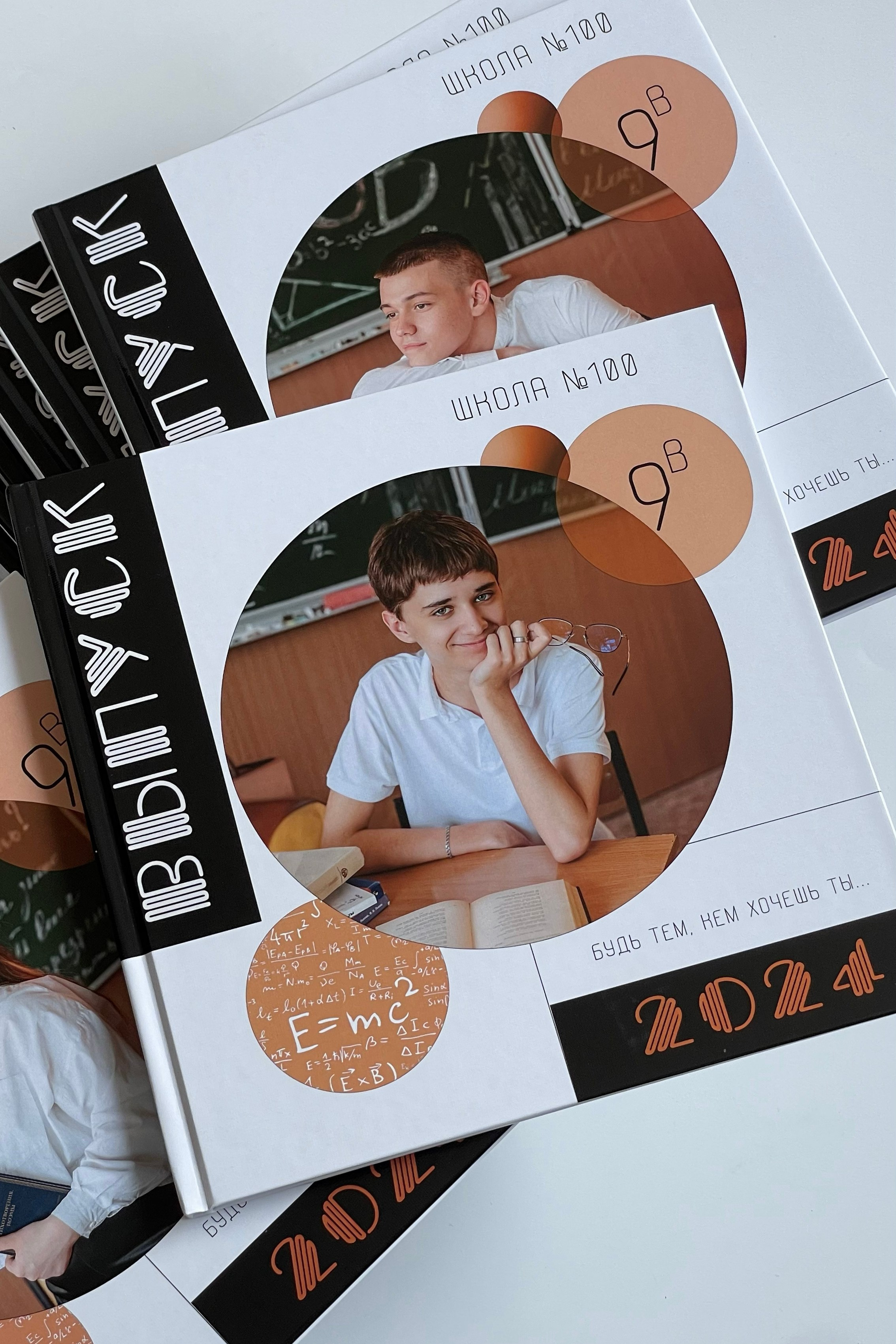 9 класс — листы твердые 23×23. Школа № 100. Выпускные альбомы