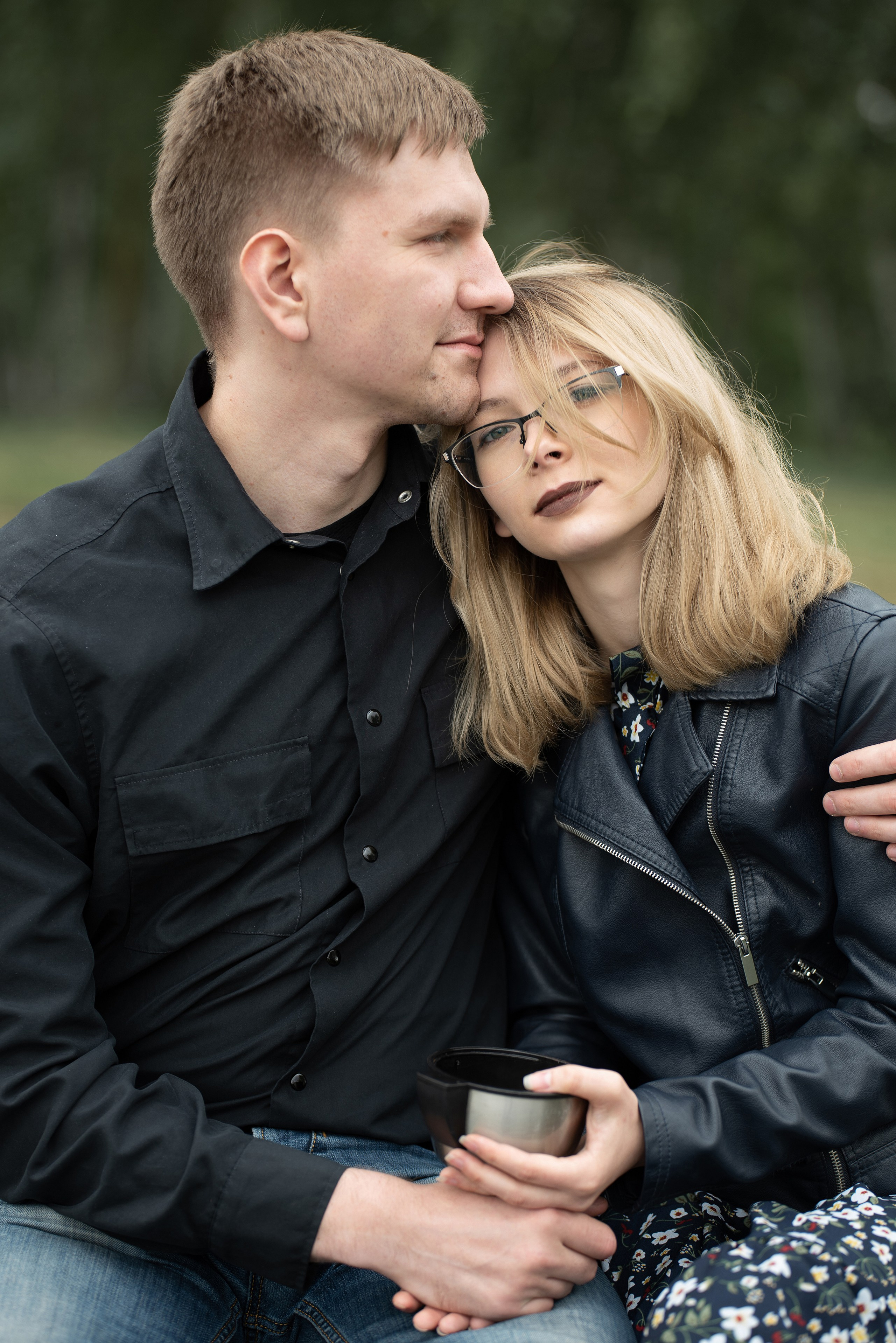 Портрет обнимающихся влюбленных на природе.