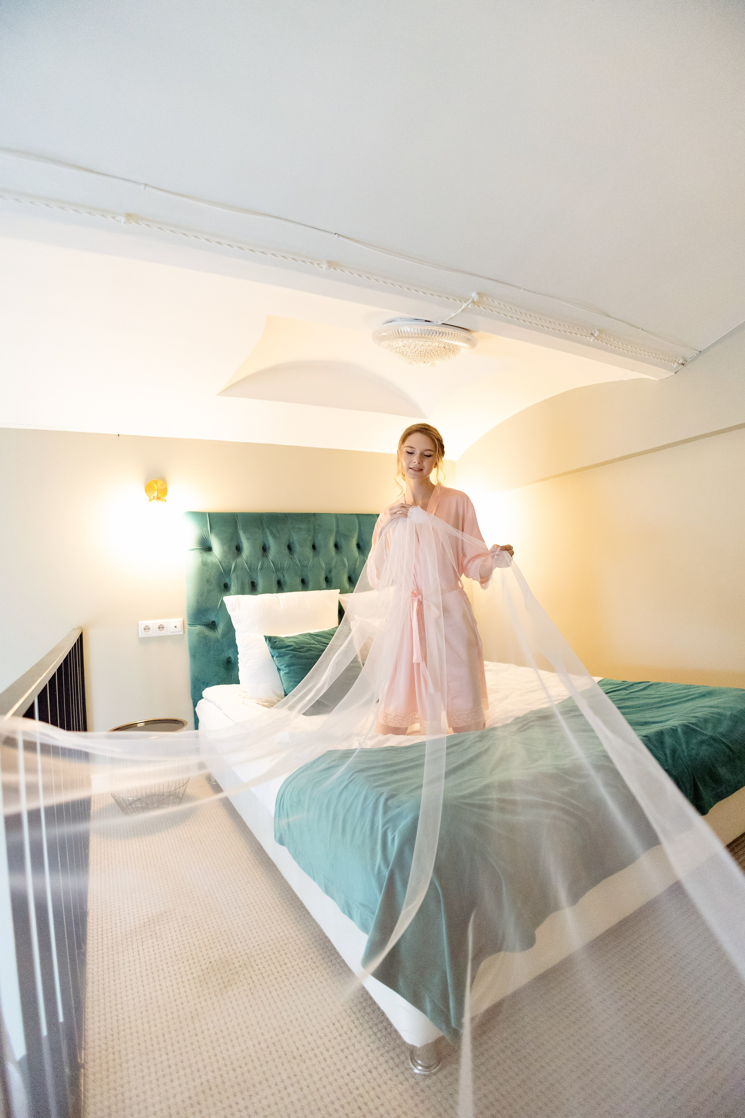 Невеста расправила свою тонкую, прозрачную фату.