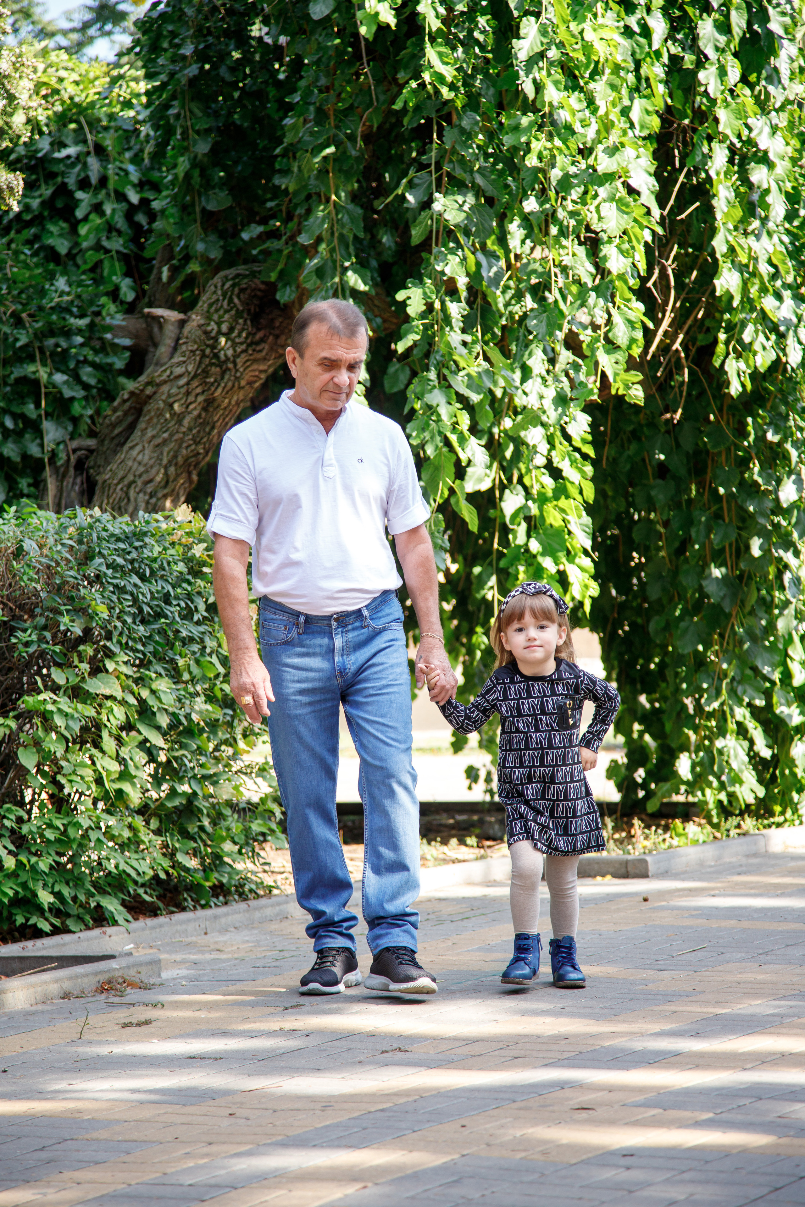 Прогулка с дедушкой. Выпускной альбом Шахты Ростов