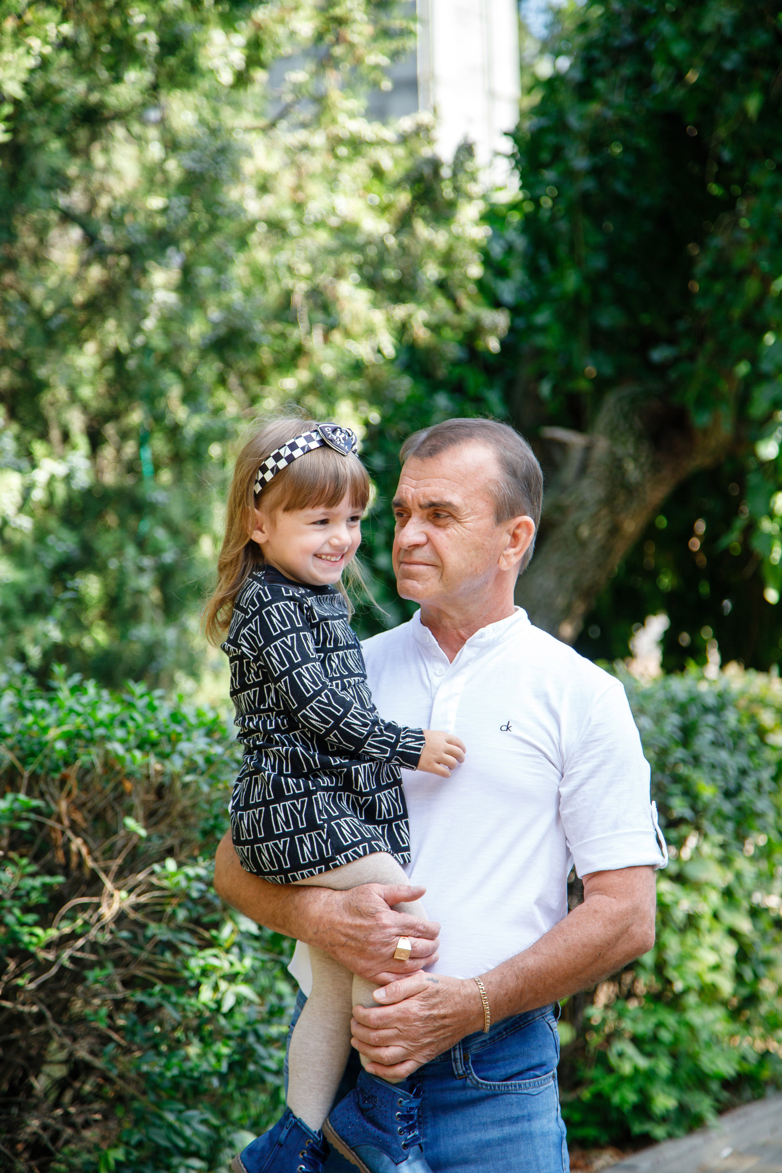 Прогулка с дедушкой. Выпускной альбом Шахты Ростов