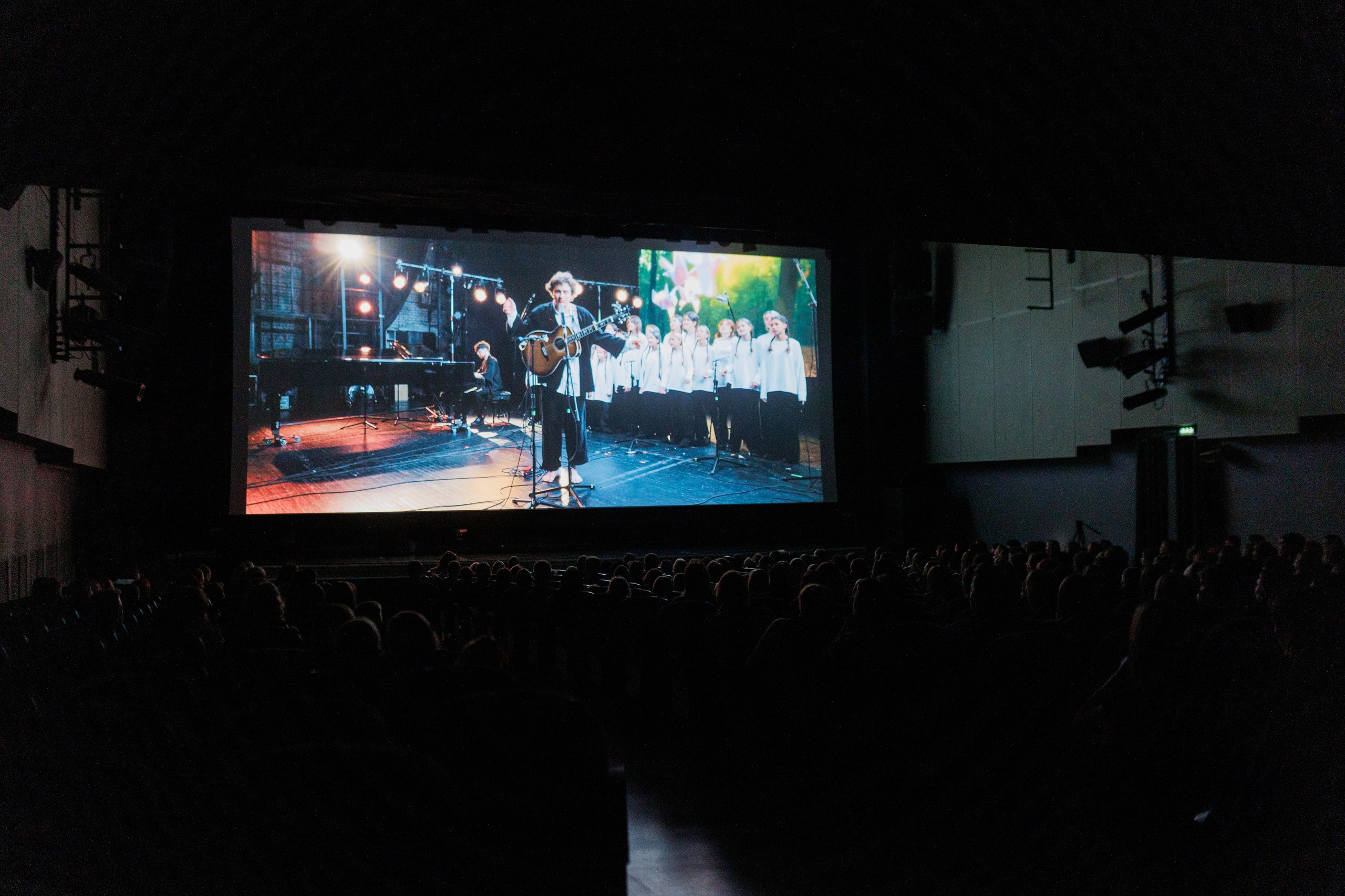 Выксунская премьера «Громко и Честно. Бонд с кнопкой». Фотограф городских и семейных событий Артем Карпухин