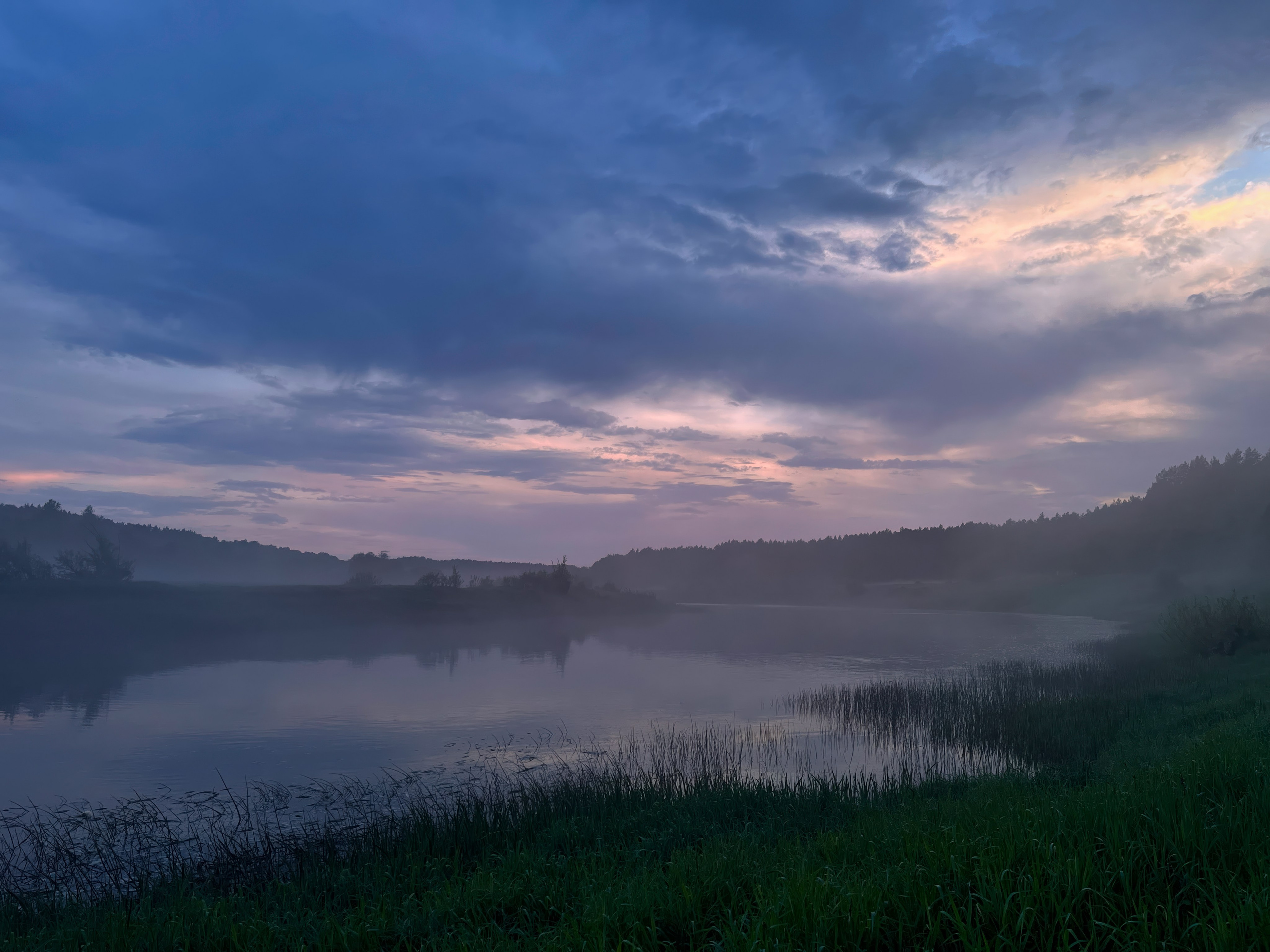 На берегу Угры. Конец мая 2024 года. Фотограф Никифоров-Гордеев Сергей. Москва и МО