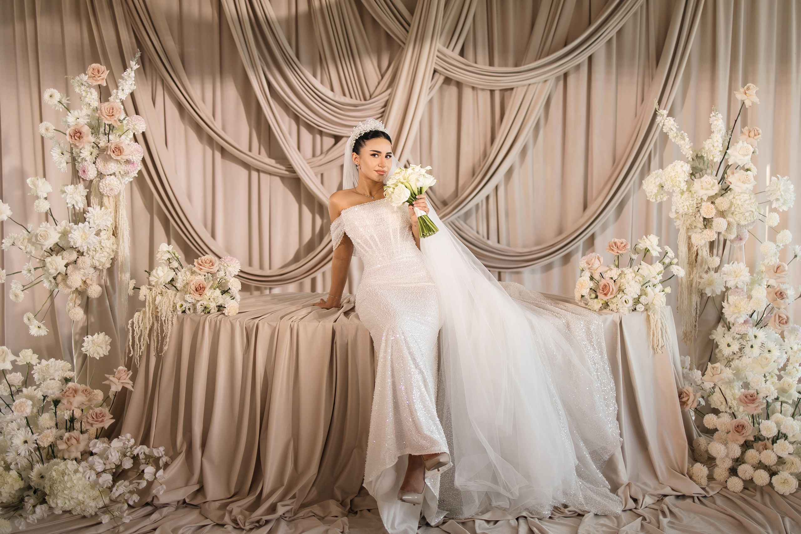 Здравствуйте! Я свадебный фотограф из Ульяновска, работаю в том числе по всей России и с выездом за границу. Снимаю свадьбы, lovestory, корпоративы, светский репортаж. Провожу обучение по фотографии, мастер-классы и воркшопы для других фотографов.