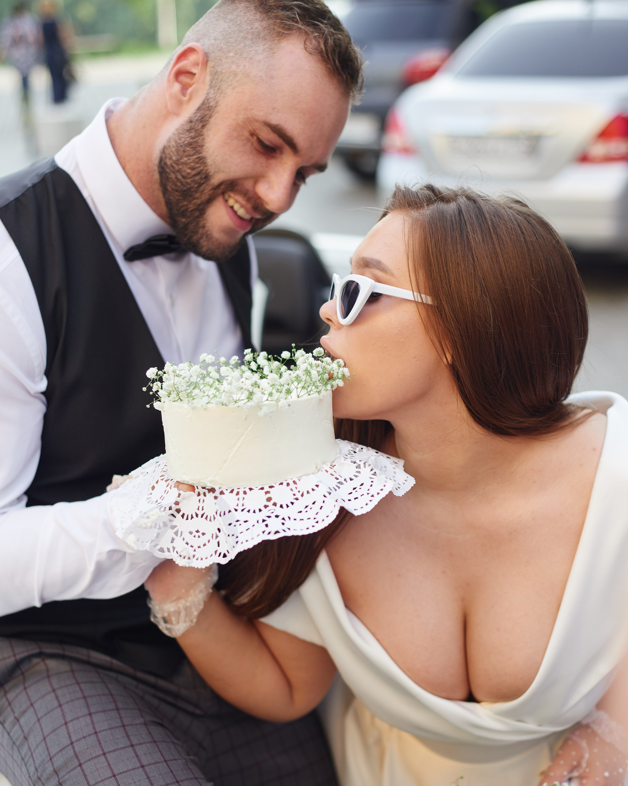 Свадебная фотосессия на улице с кабриолетом