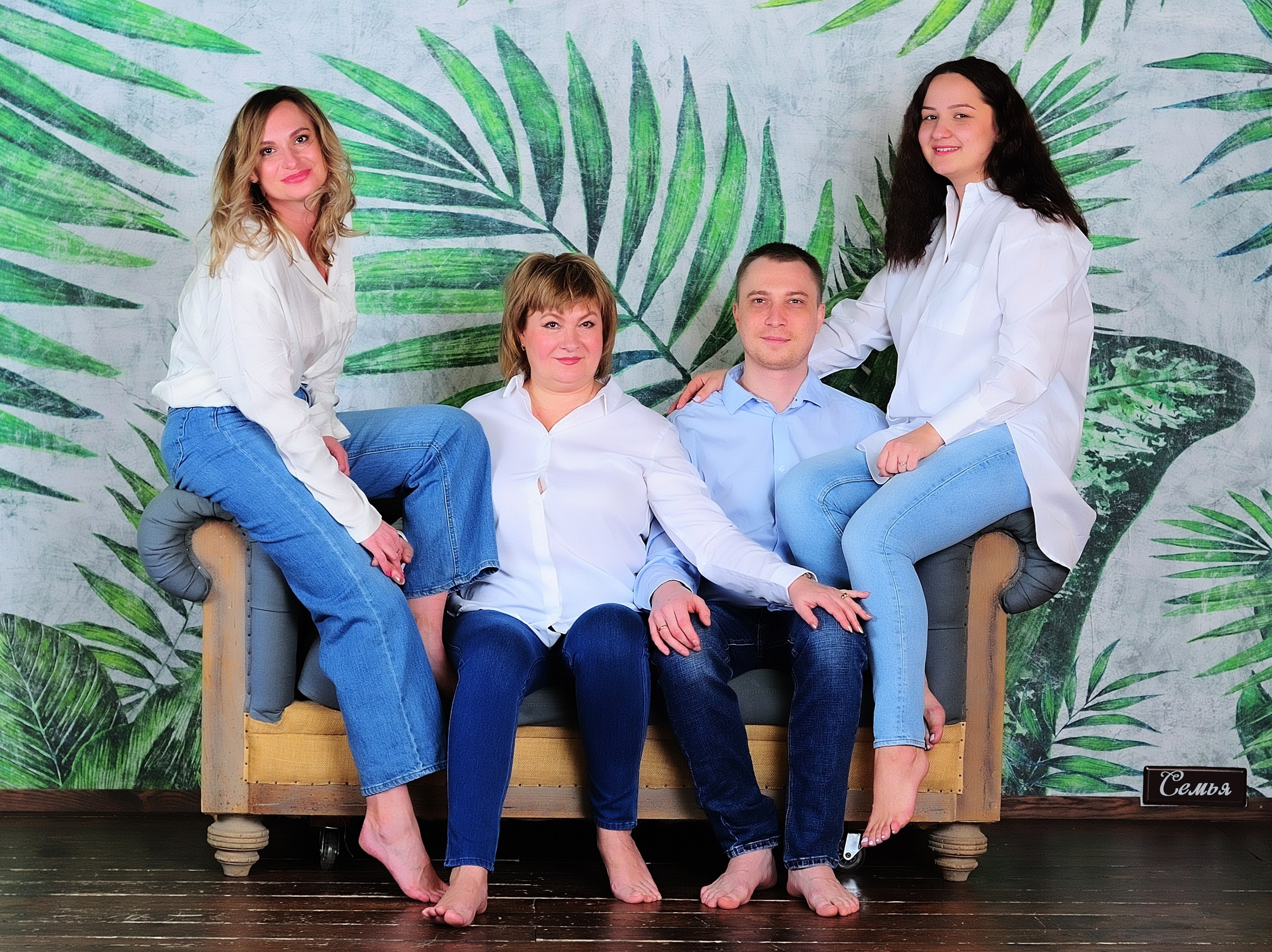 Индивидуальная или семейная новогодняя фотосъёмка в студии. Ваш персональный фотограф в Москве ЮША