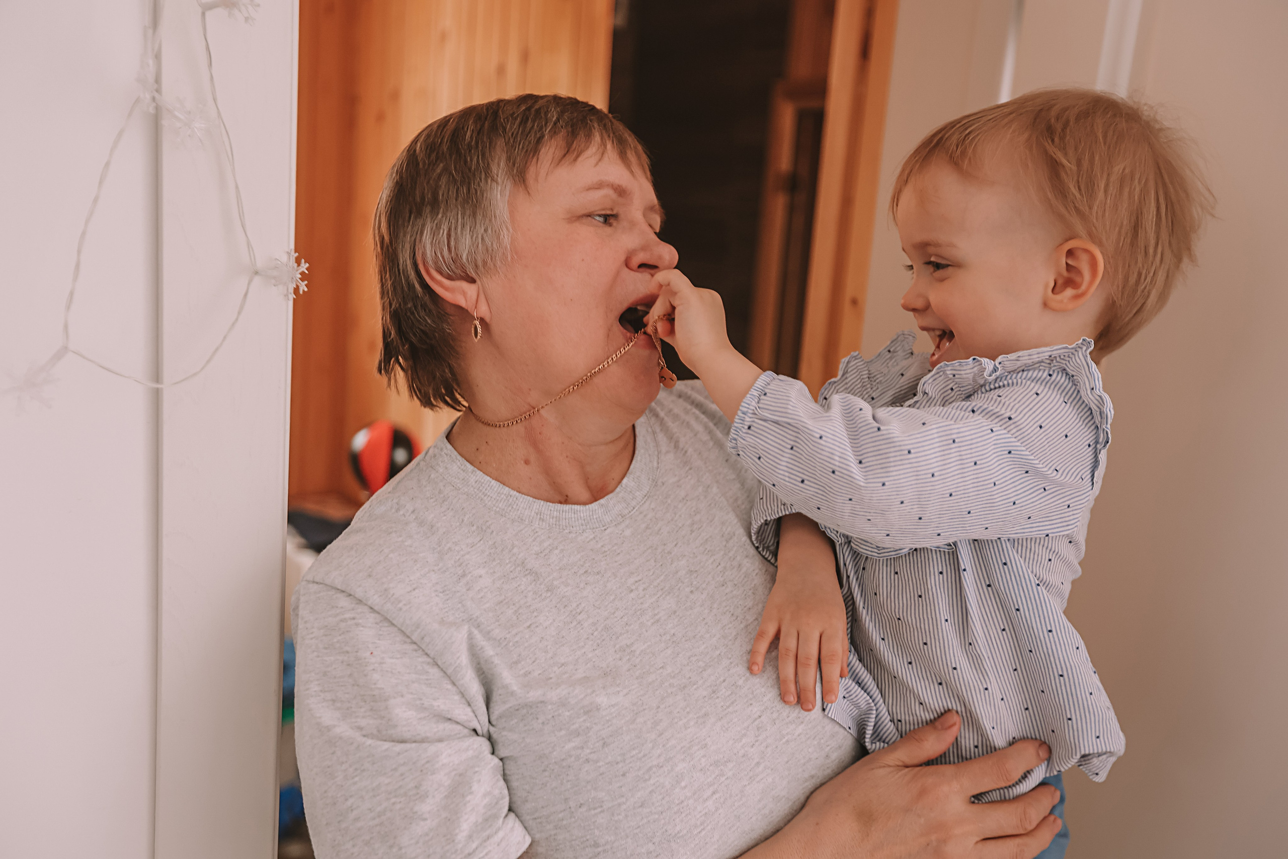 Семейная в домике (репортаж). Семейный фотограф Тюмень, фотограф на роды Салмина Мария