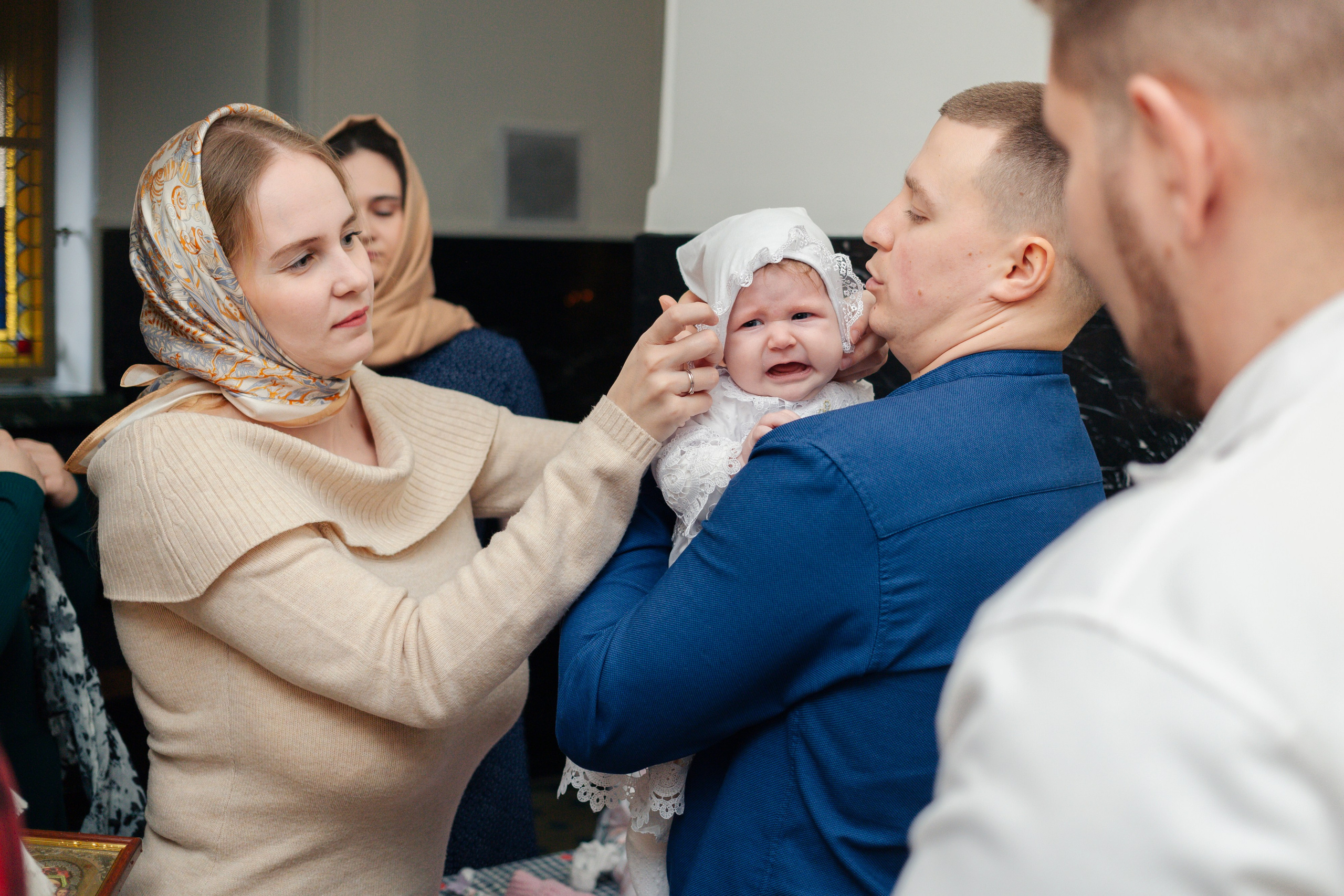 в каком храме лучше крестить ребенка — атмосфера, расположение, правила, Современная крестильная купель для полного погружения. На что обратить внимание при выборе храма, Вместительный и светлый зал храма — ключевой фактор при выборе места для крещения с большим числом гостей, купель в храме Невского района Санкт-Петербурга