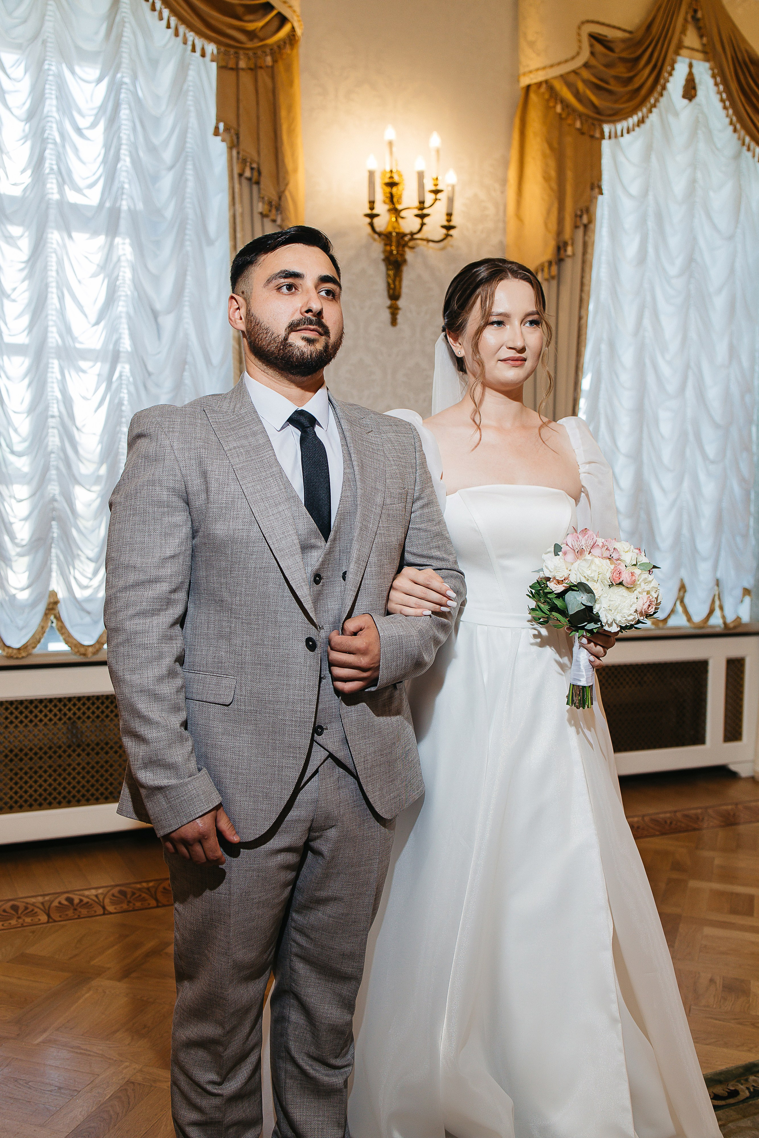 Свадебная фотосессия пары в номере отеля. Олег Сверчков | Свадебный фотограф Вологда