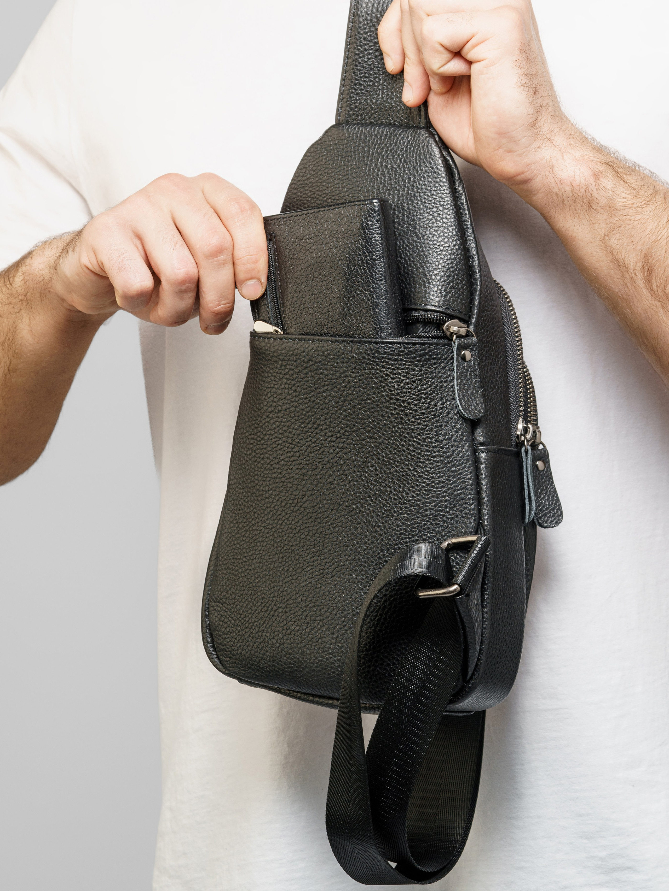 Сумки-бананки, модель Кирилл. KED Production — продакшн из СПб. Создаём фото, видео и контент, который помогает брендам и селлерам продавать больше