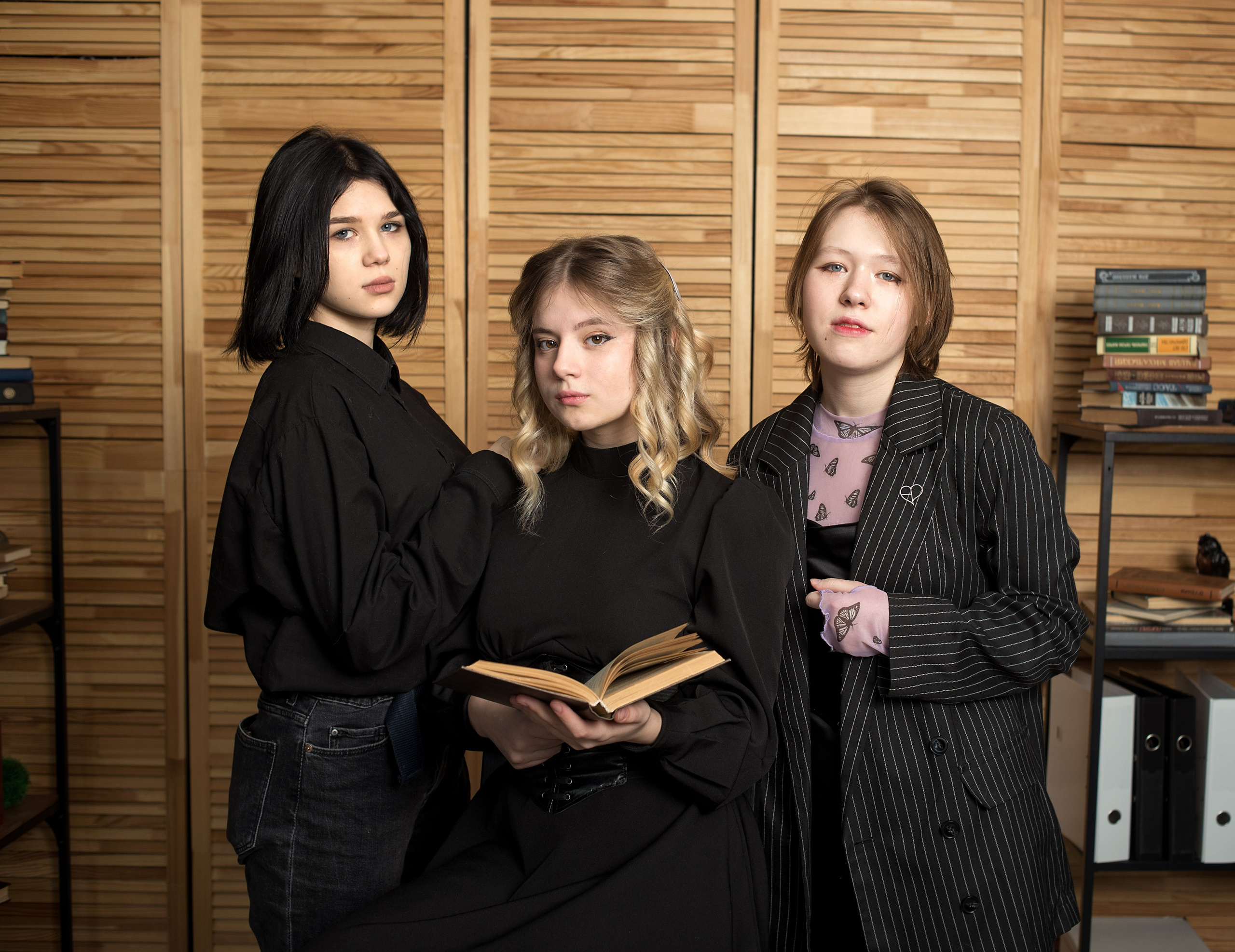 Пример съемки старшеклассников для альбома с наполнение «премиум» стиль съемки классический. Выпускные альбомы для школ и детских садов в Иваново