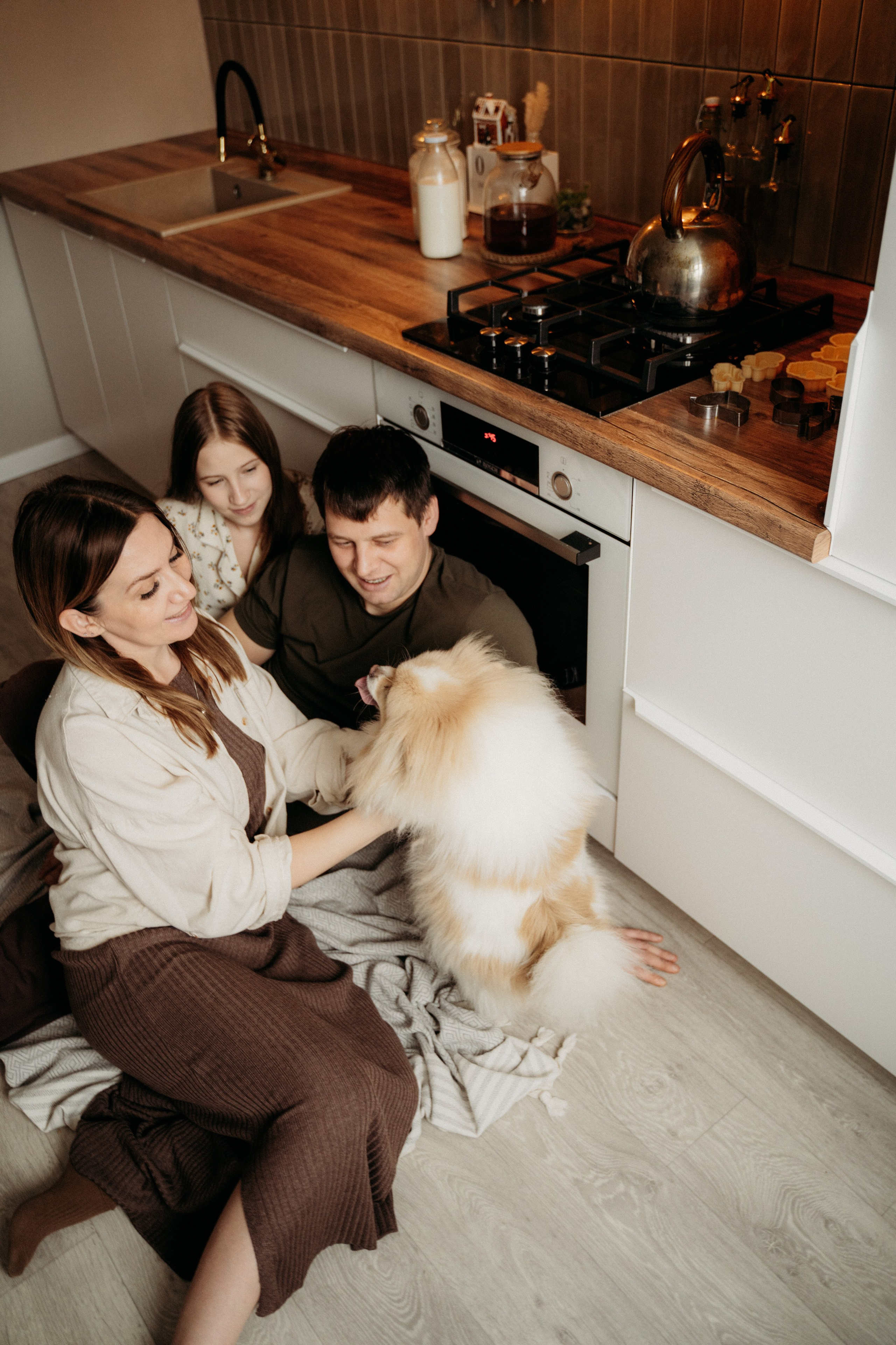 Семья на кухне