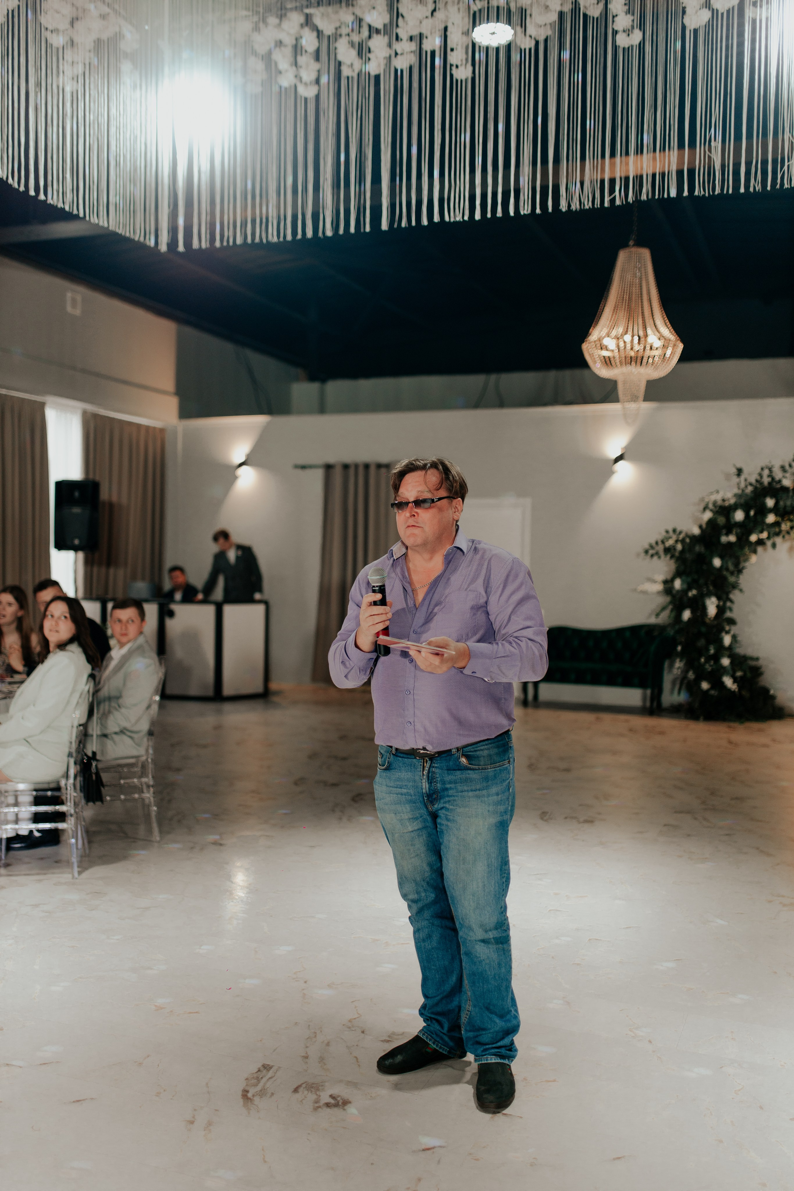 Друзья жениха говорят тост у праздничного стола — атмосфера любви