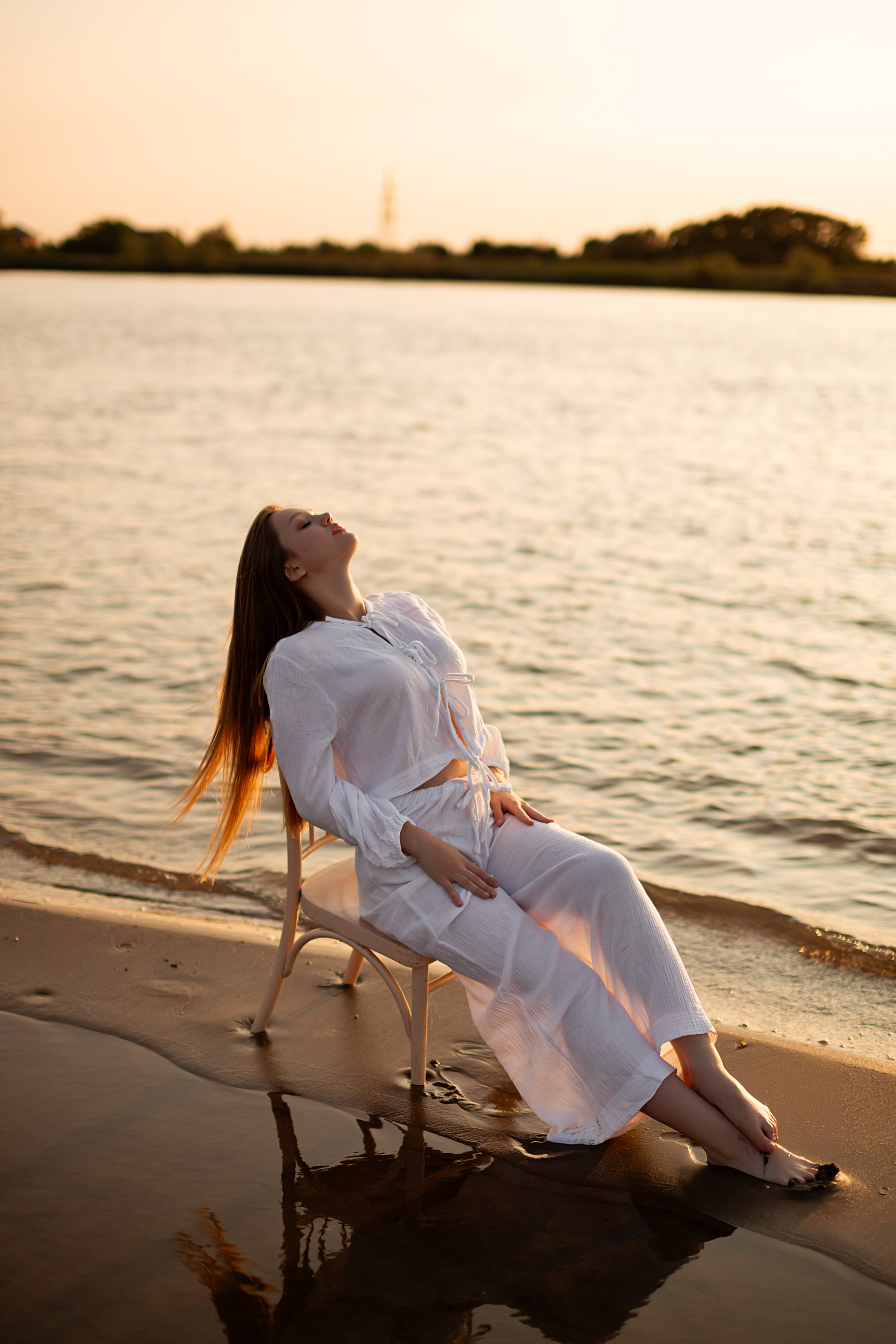 У воды. Https://malovafoto.ru