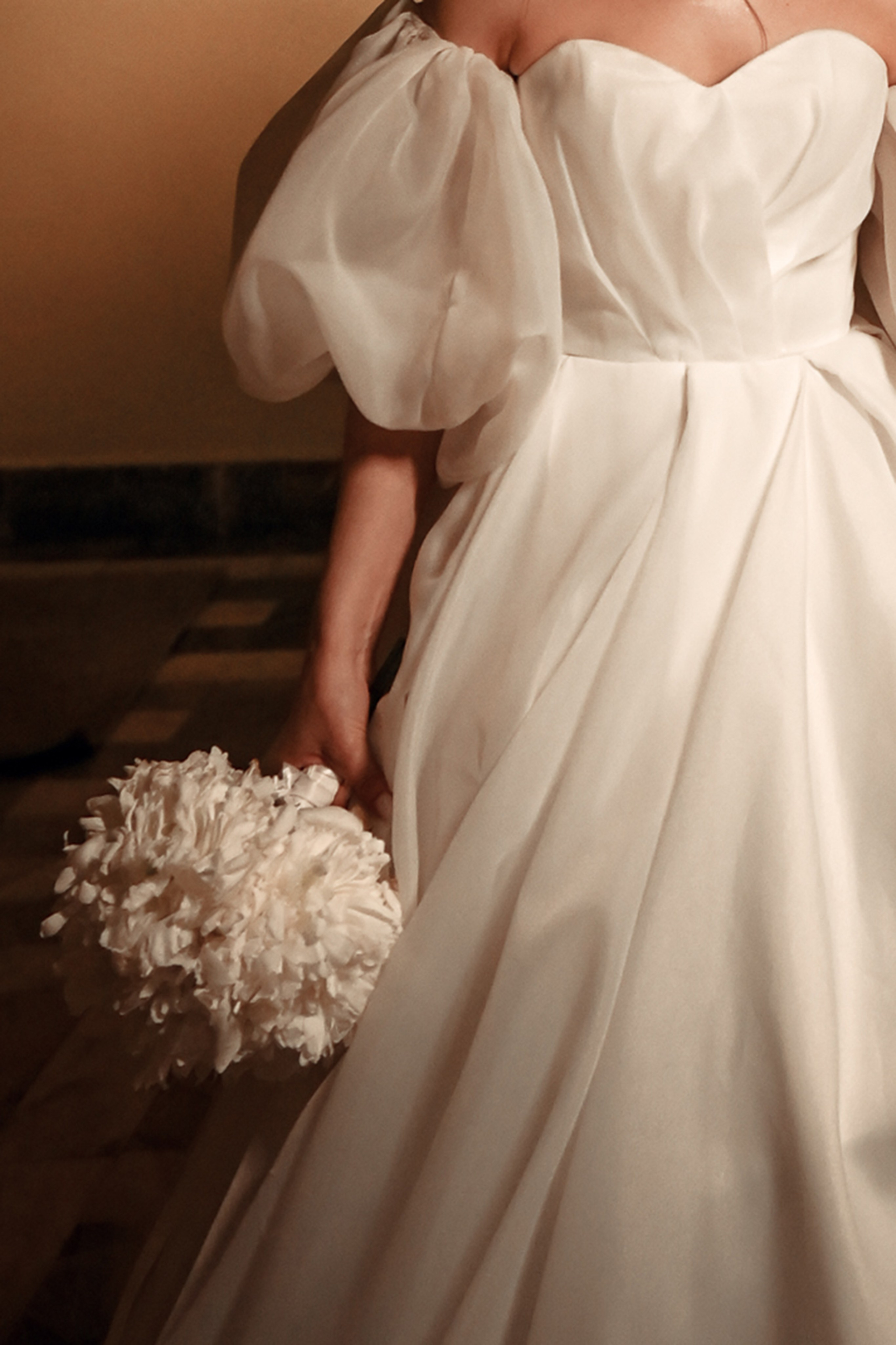 Небольшая свадебная серия в музее и прогулкой под дождем Эльмиры и Ризата. Свадебный, семейный, детский, контент фотограф в Омске Максим Ильин