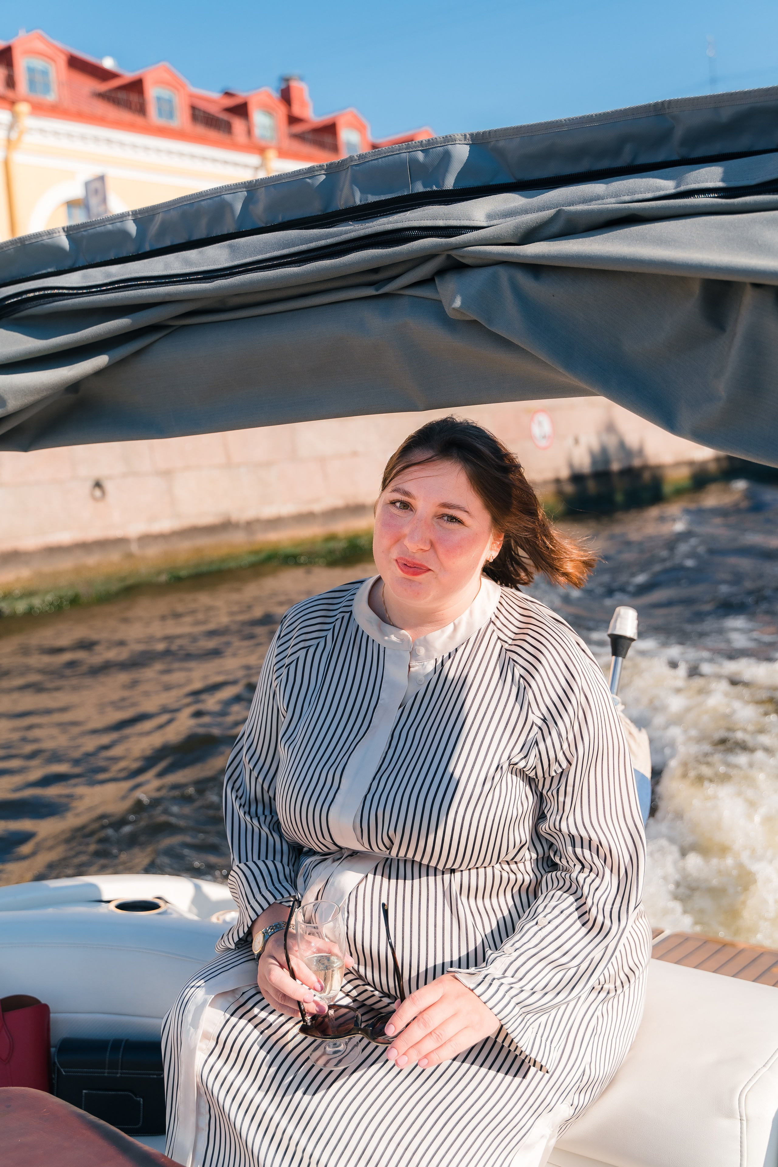 Фотосъемка девичника, встреча девушек, веселые женские портреты