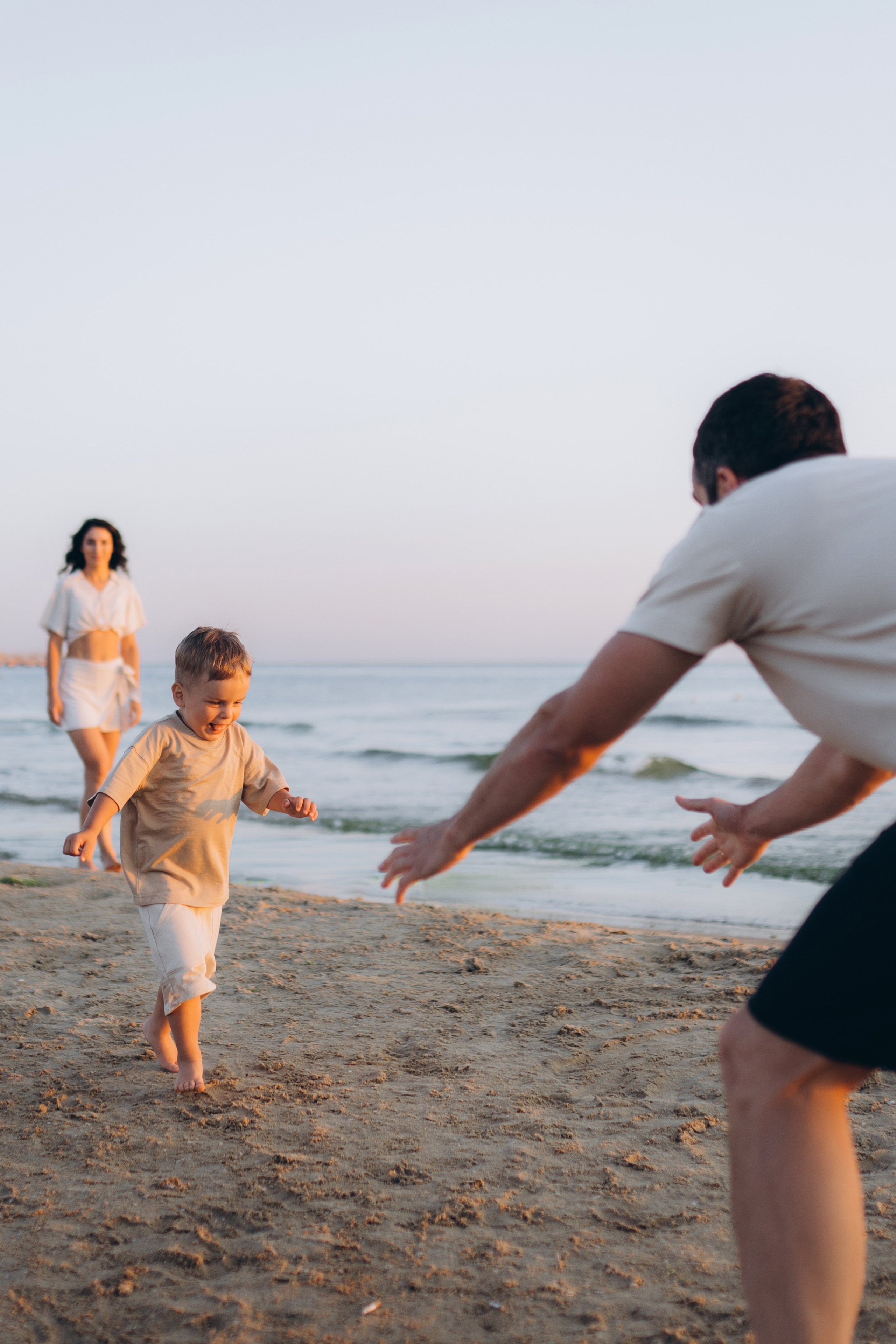Романтическая прогулка родителей и веселые игры детей – семейная фотосессия на Азовском море