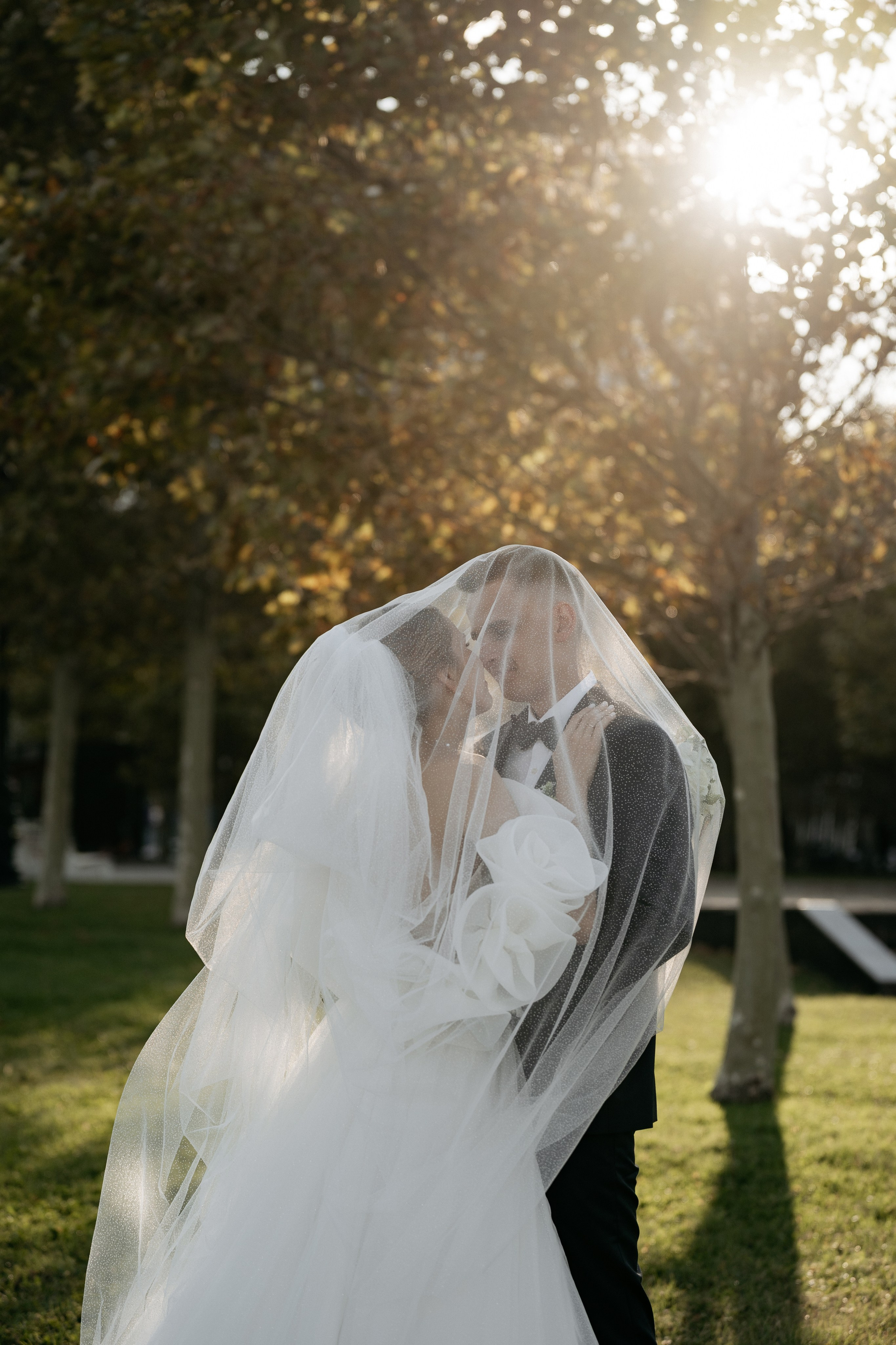 Фотограф Новороссийск - живые эмоции пары во время фотосессии на побережье Новороссийска, закат.