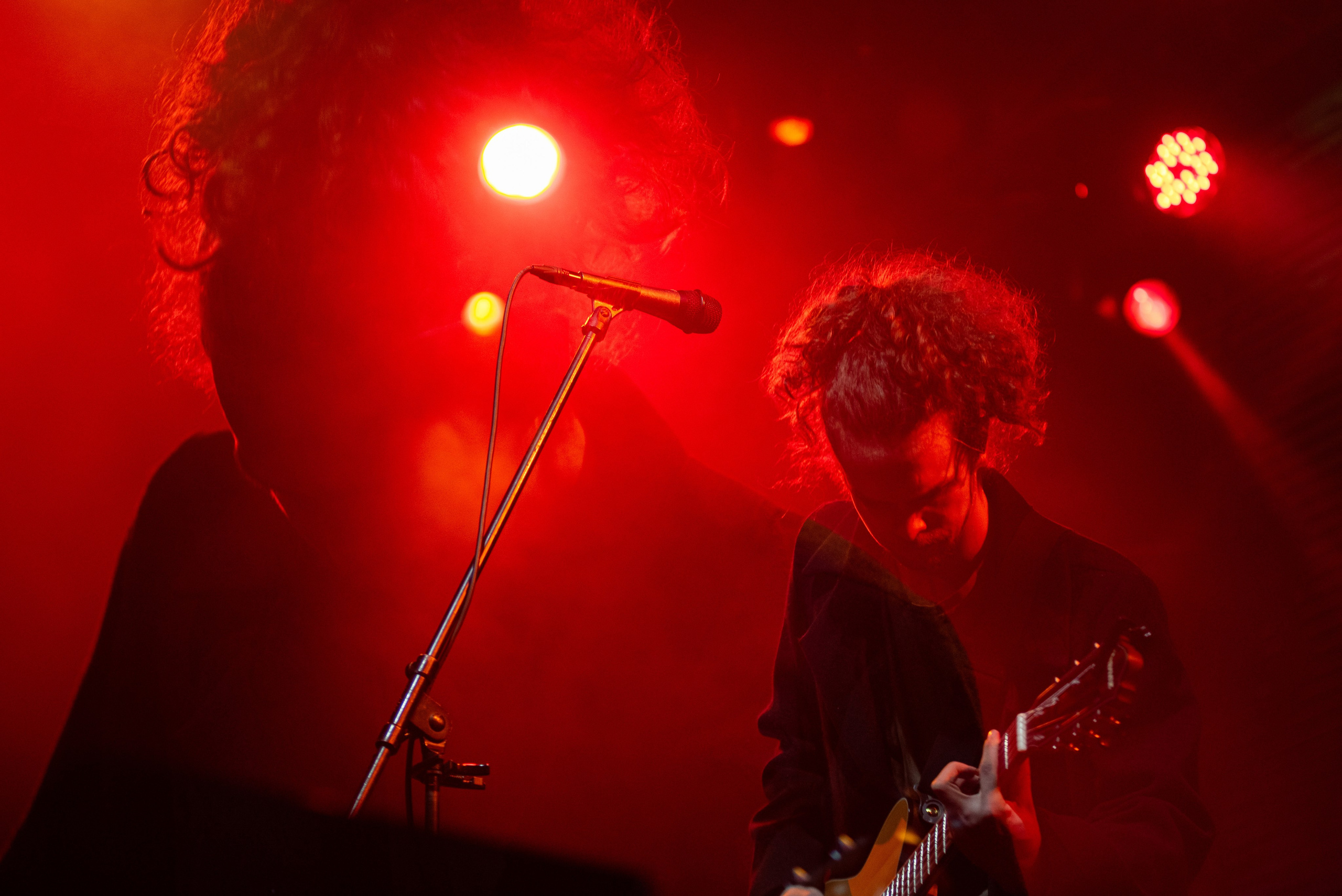 Двойная экспозиция музыкантов группы «Лампабикт» в красном сценическом свете
