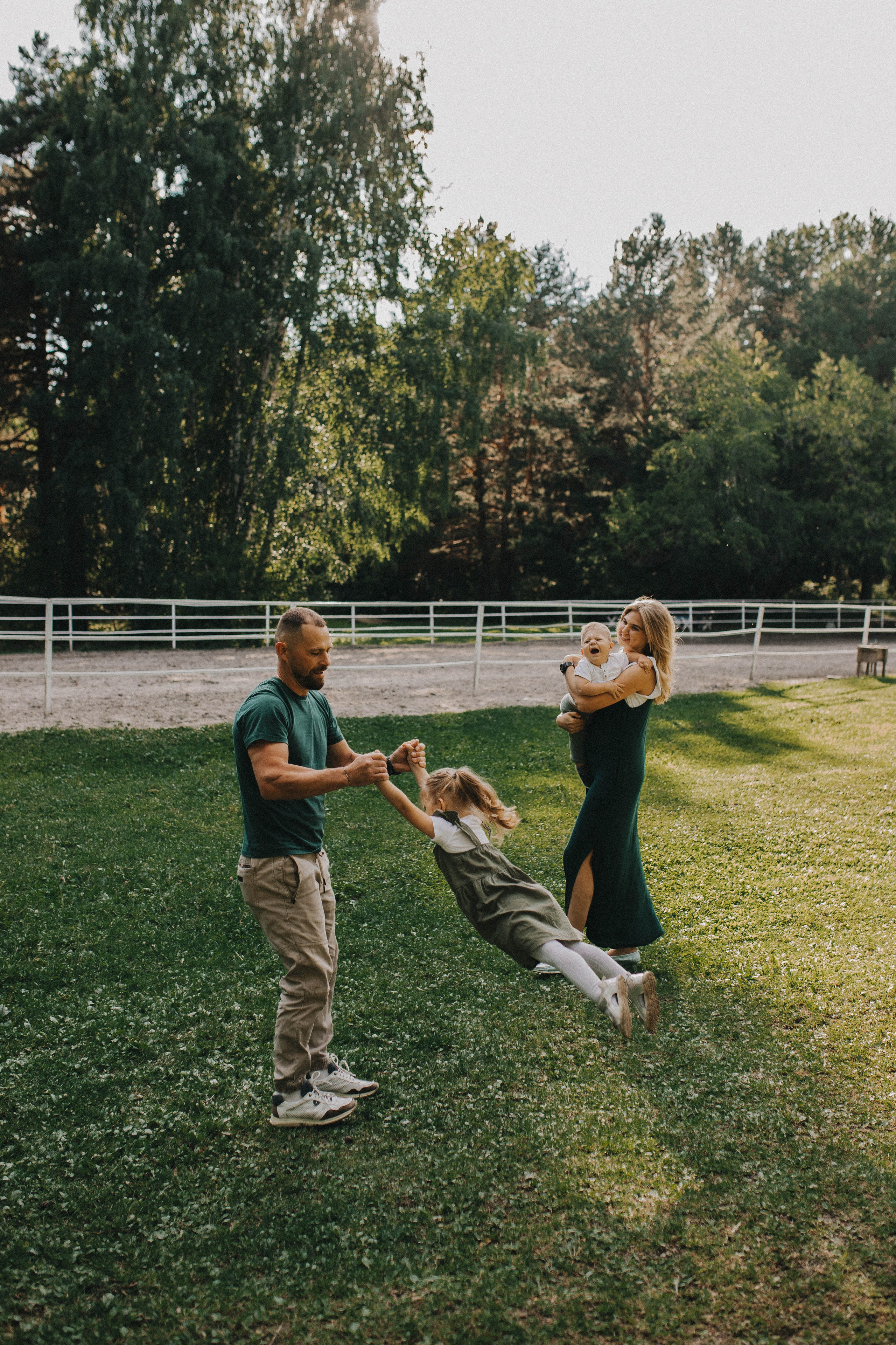 «Ма, па, поехали на лошадок смотреть!». Свадебный фотограф Новосибирск