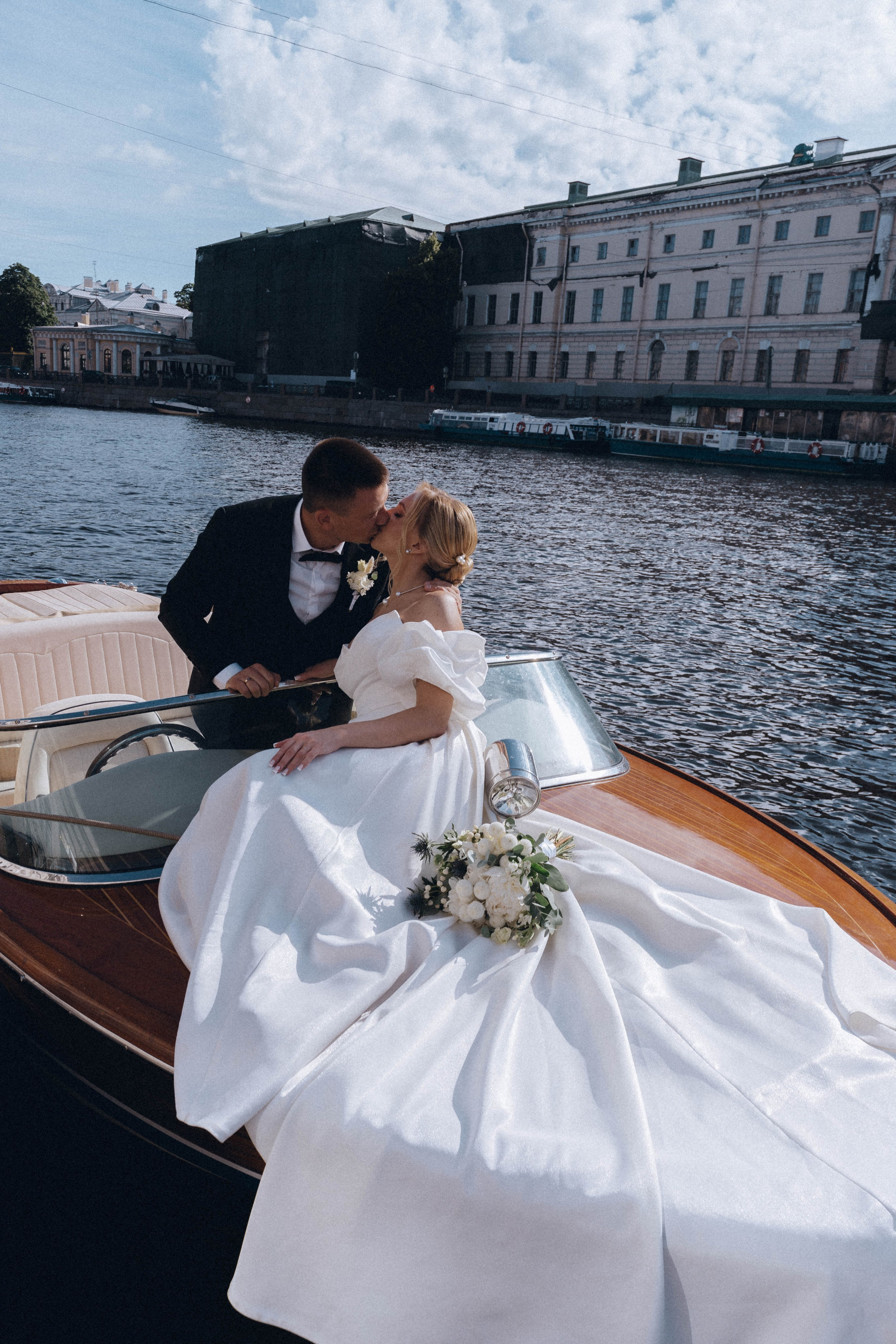 СВАДЕНБНАЯ СЬЕМКА НА КАТЕРЕ ПО КАНАЛАМ САНКТ-ПЕТЕРБУРГА И В АКВАТОРИИ НЕВЫ. Профессиональный фотограф, Санкт-Петербург — Виктория Богомолова