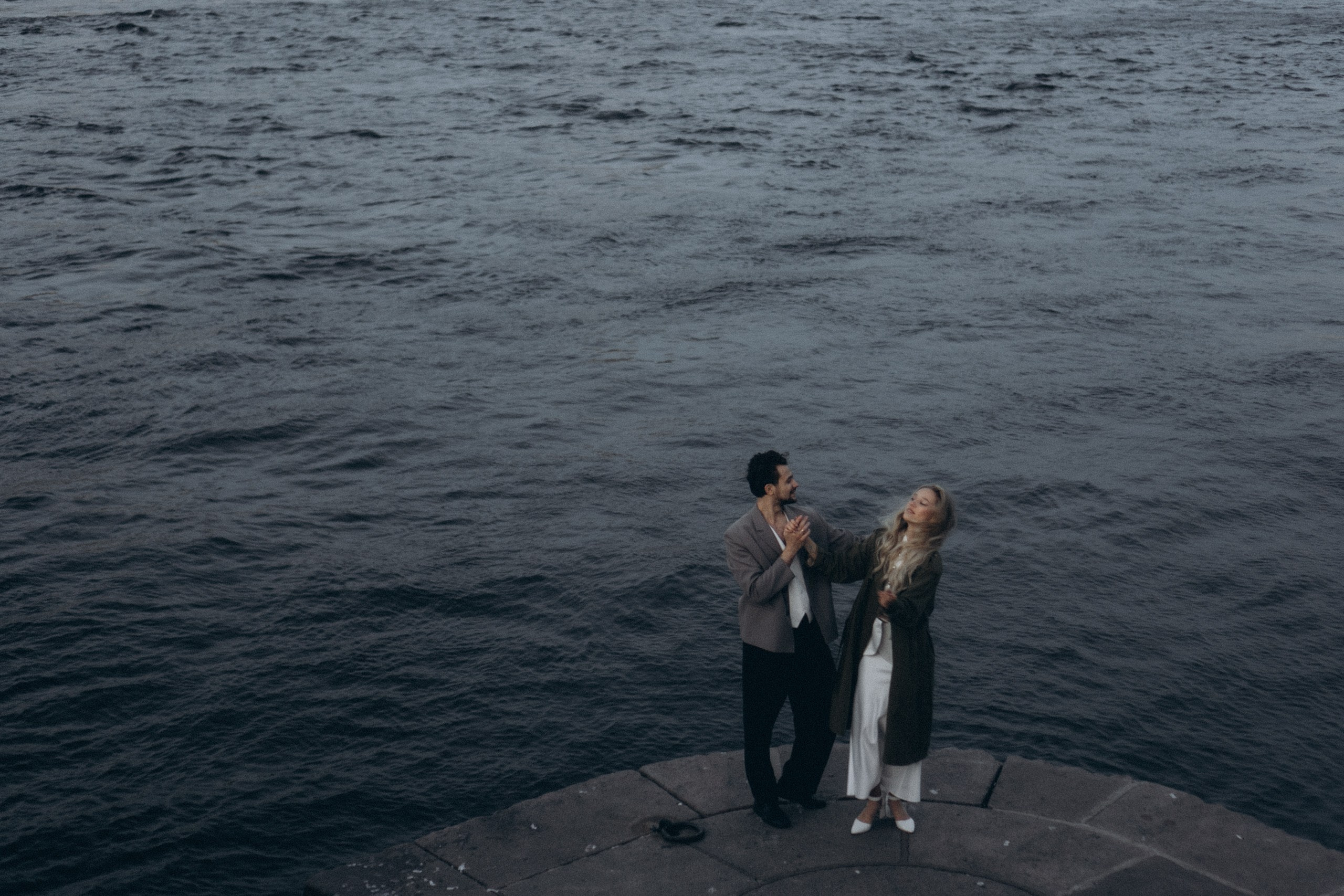 СВАДЕБНАЯ СЬЕМКА ПАРЫ НА РАССВЕТЕ В БЕЛЫЕ НОЧИ И ПРОГУЛКА С РАЗВОДНЫМИ МОСТАМИ И ПИКНИК ВОЗЛЕ ИСАКИЕВСКОГО СОБОРА. Профессиональный фотограф, Санкт-Петербург — Виктория Богомолова