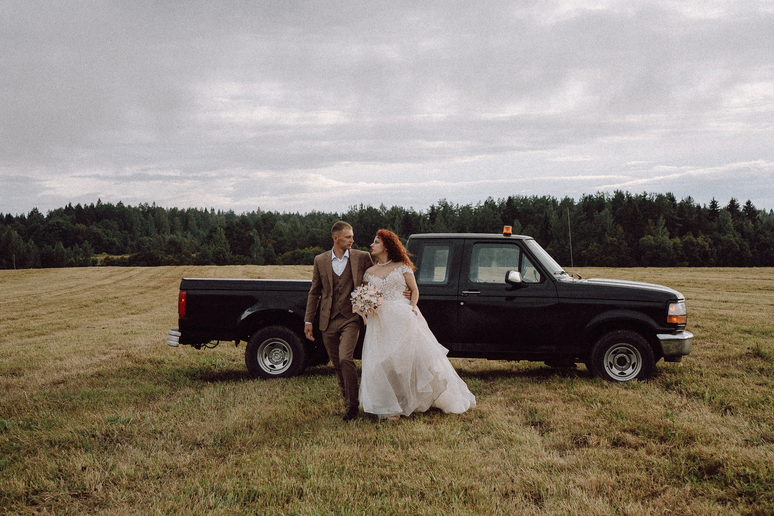 СВАДЕБНАЯ ФОТОСЕССИИЯ ПАРЫ В ГОРОДЕ ПРИОЗЕРСК В СОСНОВОМ ЛЕСУ И С ПИКАПОМ. Профессиональный фотограф, Санкт-Петербург — Виктория Богомолова