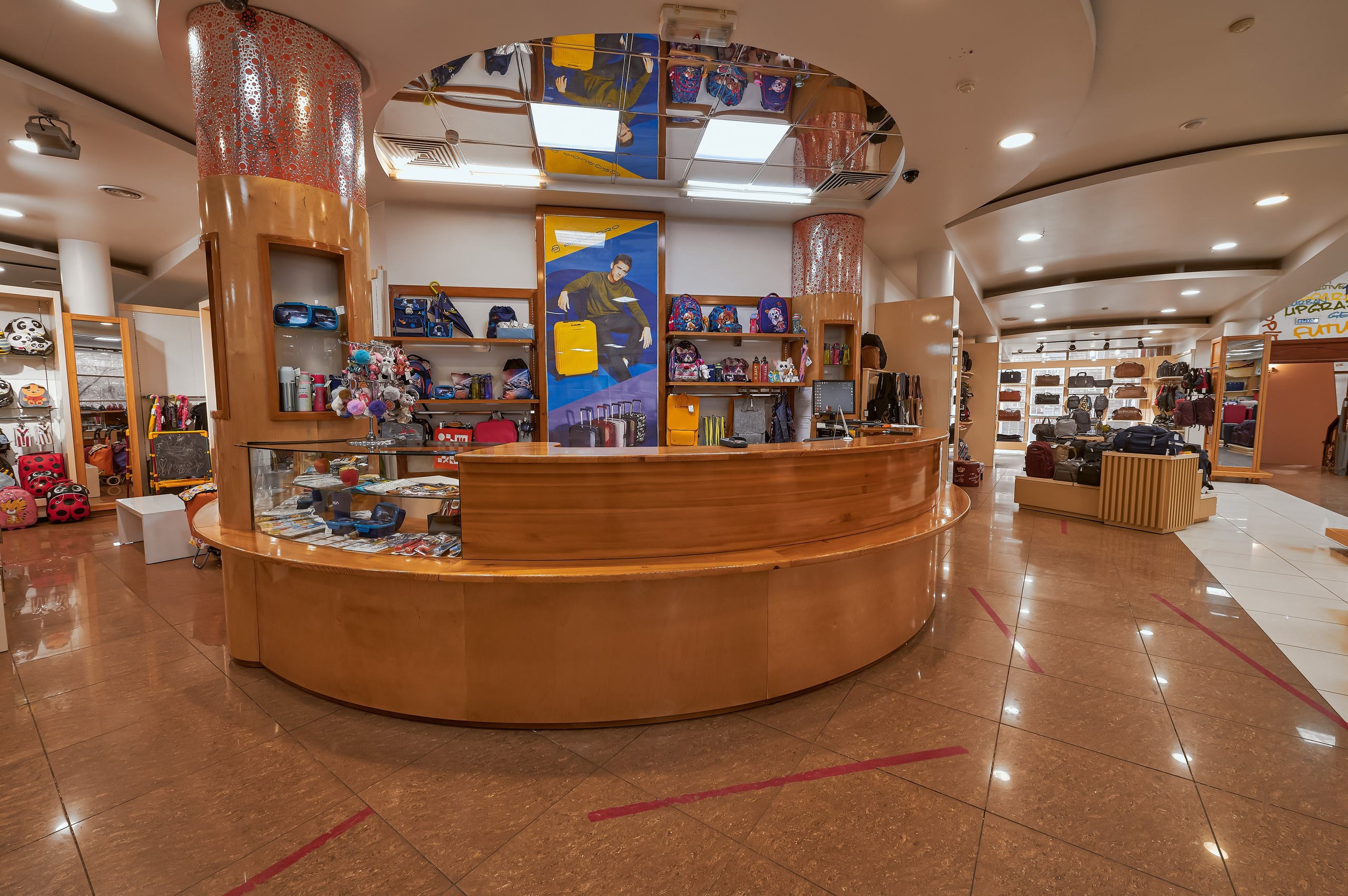 Портфолио по интерьерной и экстерьерной фотосъёмки: Мир Сумок — Правый берег. Фотограф Яковлев Роман — Красноярск