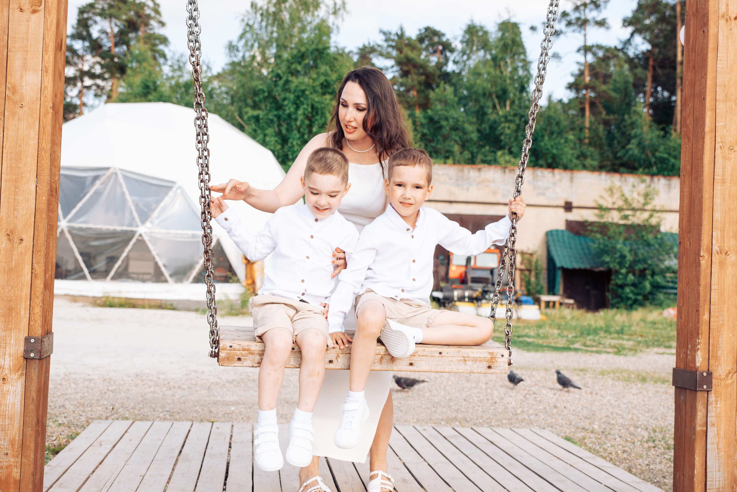 Семейная прогулка летом на берегу озера по пляжу