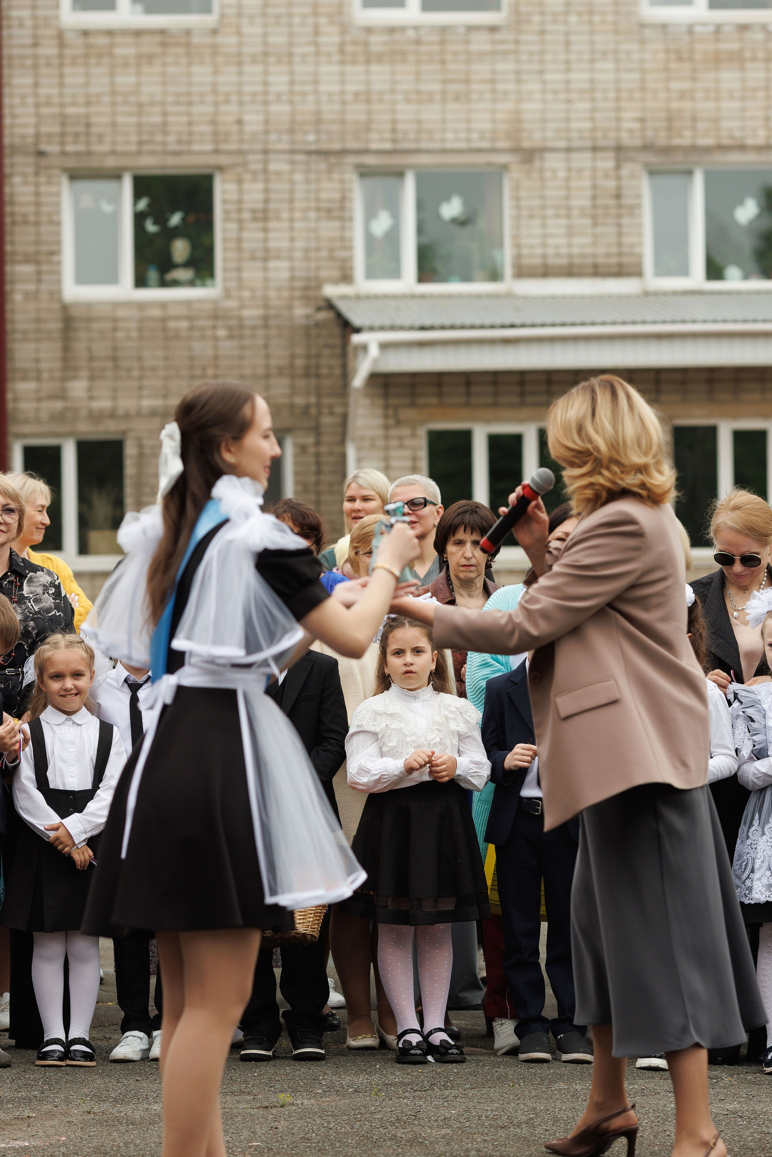 Последний звонок Гимназия Артем. Photoalbum-vl.ru