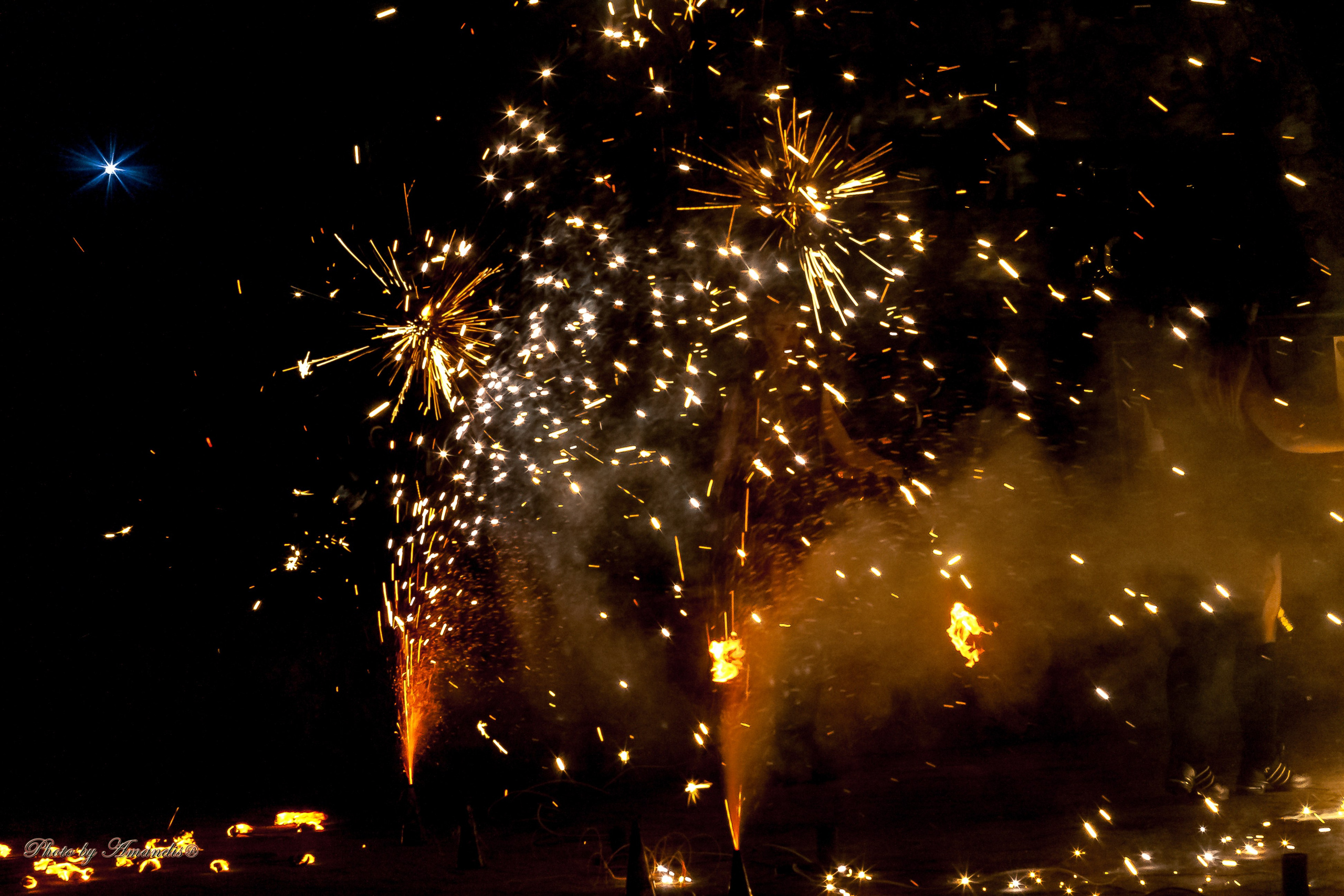 Огненное шоу у памятника «Здесь начинается Россия». Камчатка. Май 2017. Репортажная съемка в Москве и области. Анималистика