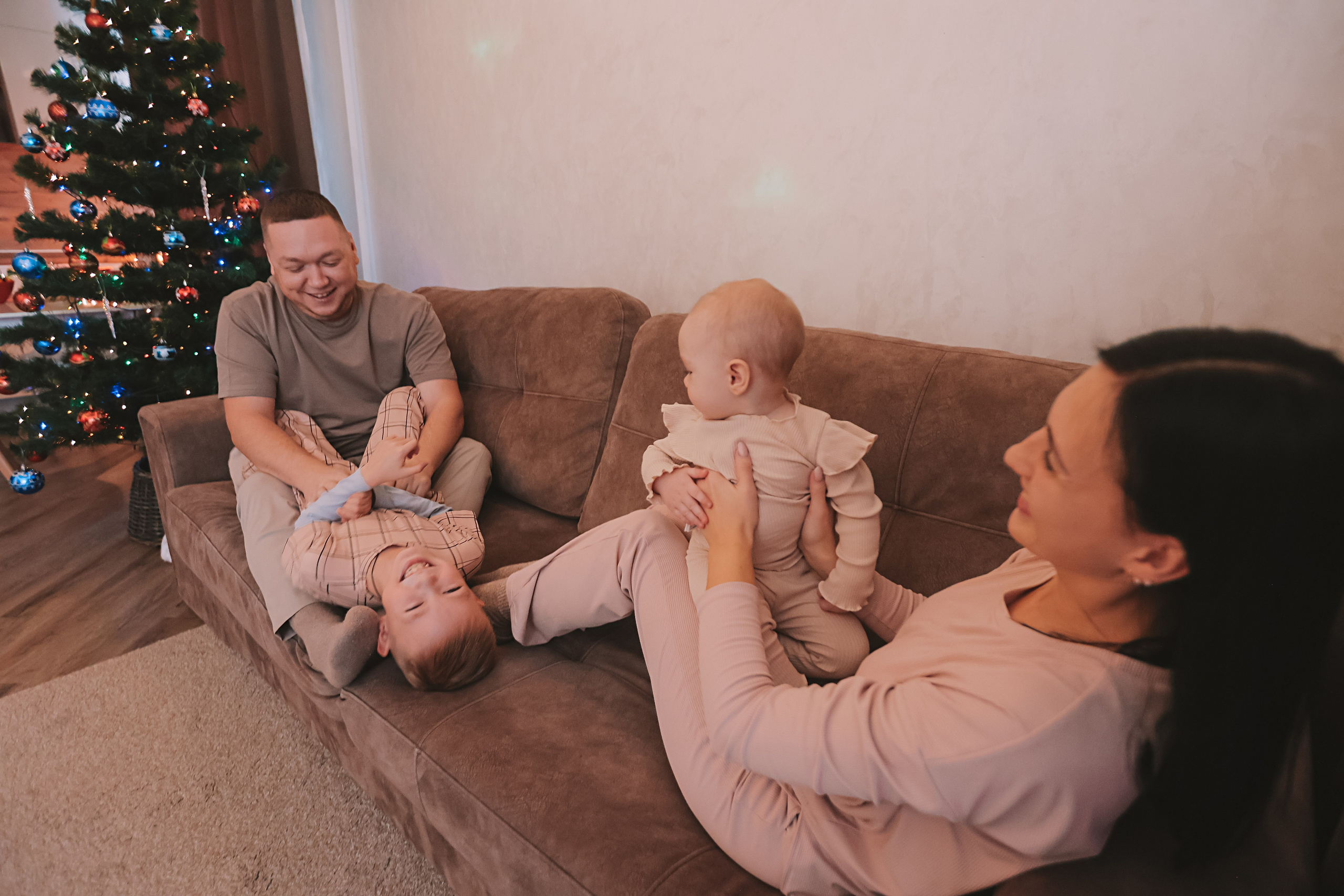 Дома. Семейный фотограф Тюмень, фотограф на роды Салмина Мария