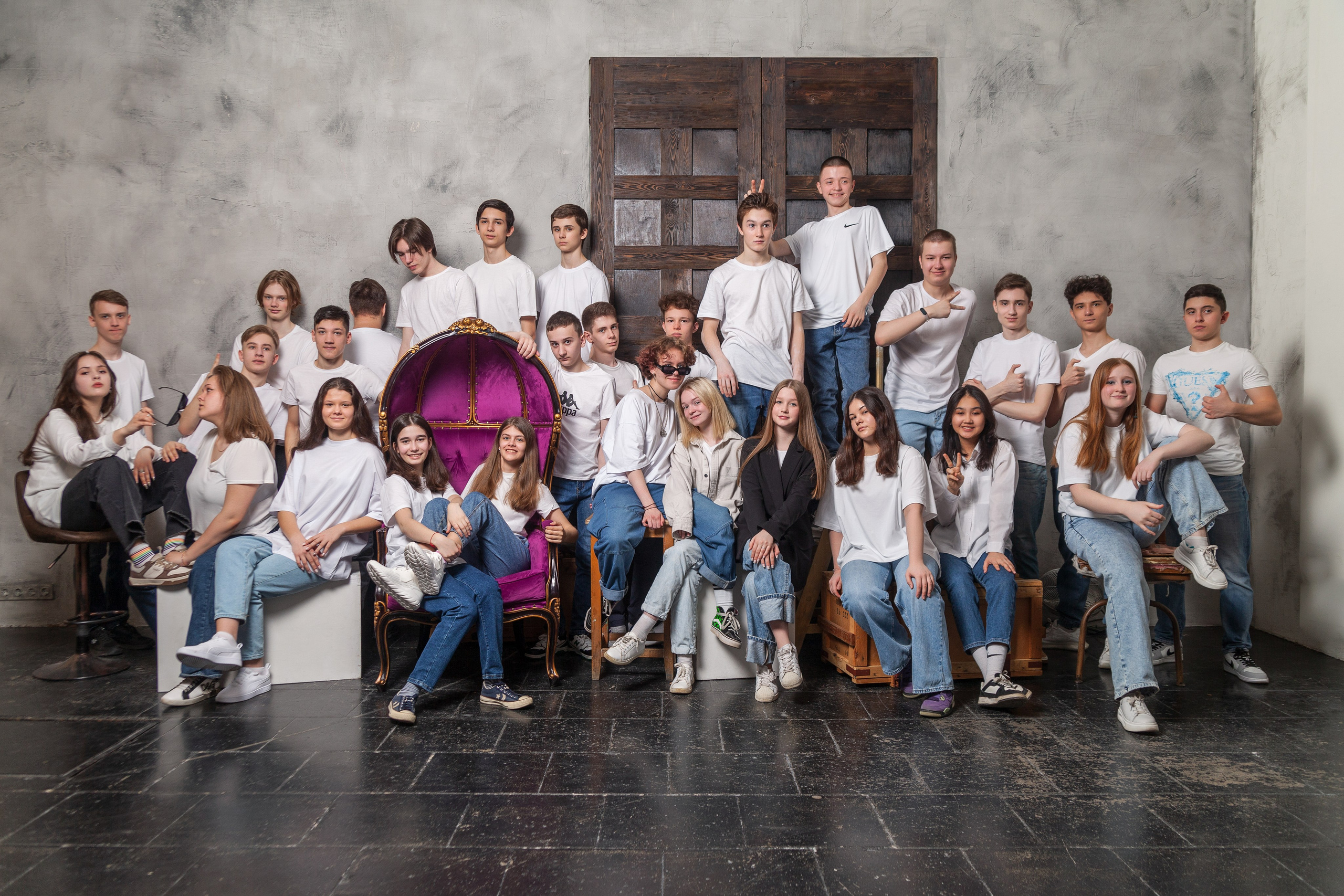 Общая фотография 9 класса снятая в фотостудии