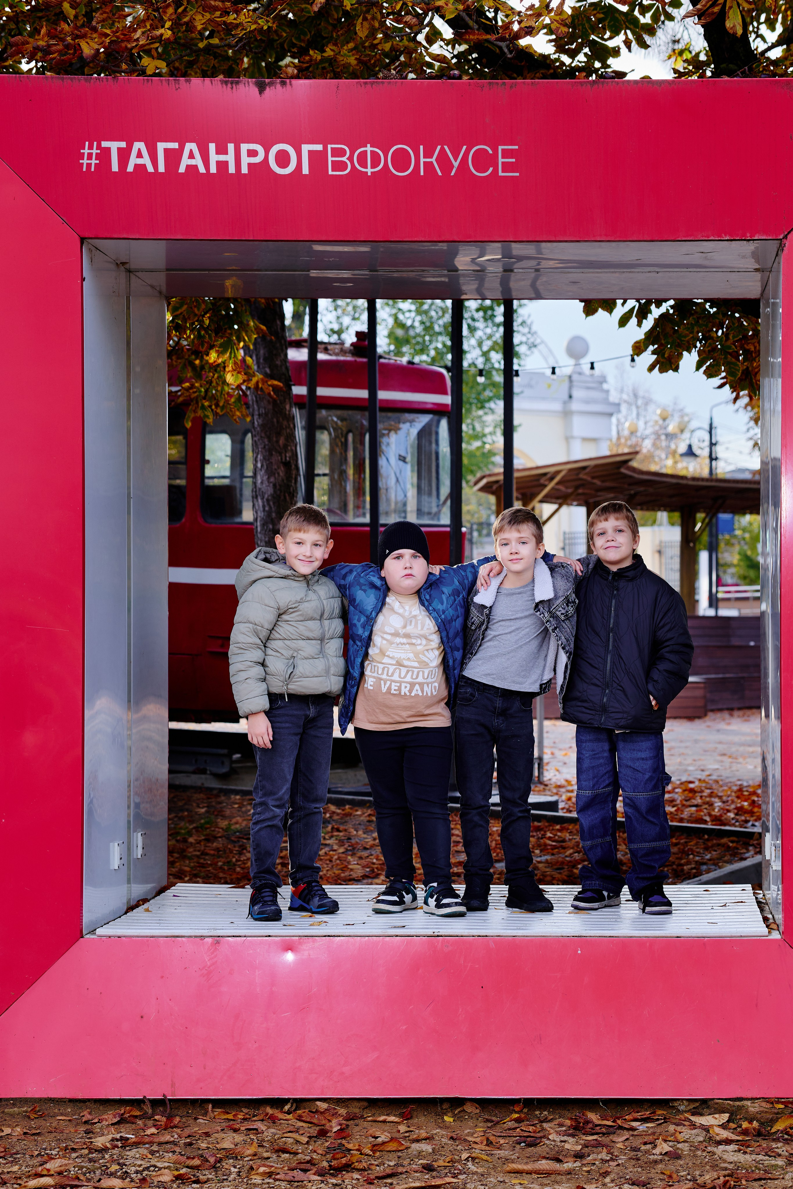 Прогулка в парке классом. Фотограф Выпускные альбомы Таганрог Сергей Коробченко